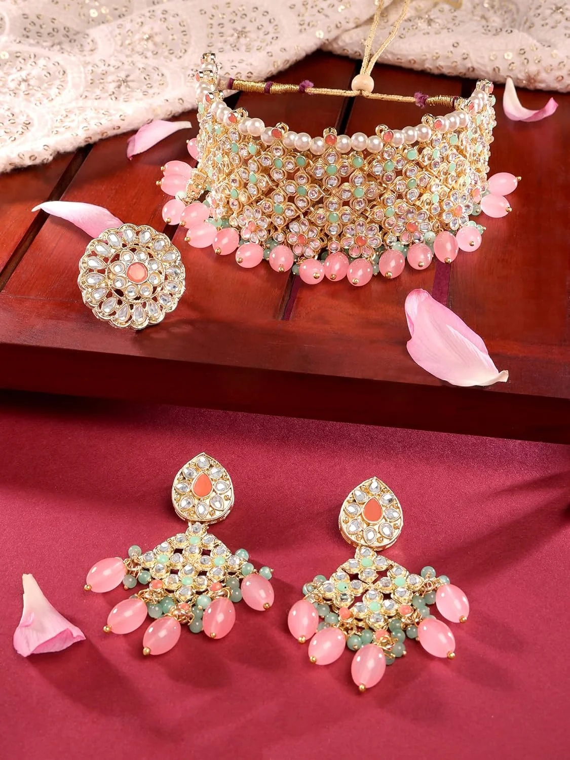 زیوری پرلز، ست گردنبند چوکر، گوشواره و انگشتر زنانه با سنگ ها و مهره های صورتی و سبز و طرح گل کندان - ZPFK14718 زیوری پرلز، ست گردنبند چوکر، گوشواره و انگشتر زنانه با سنگ ها و مهره های صورتی و سبز و طرح گل کندان - ZPFK14718