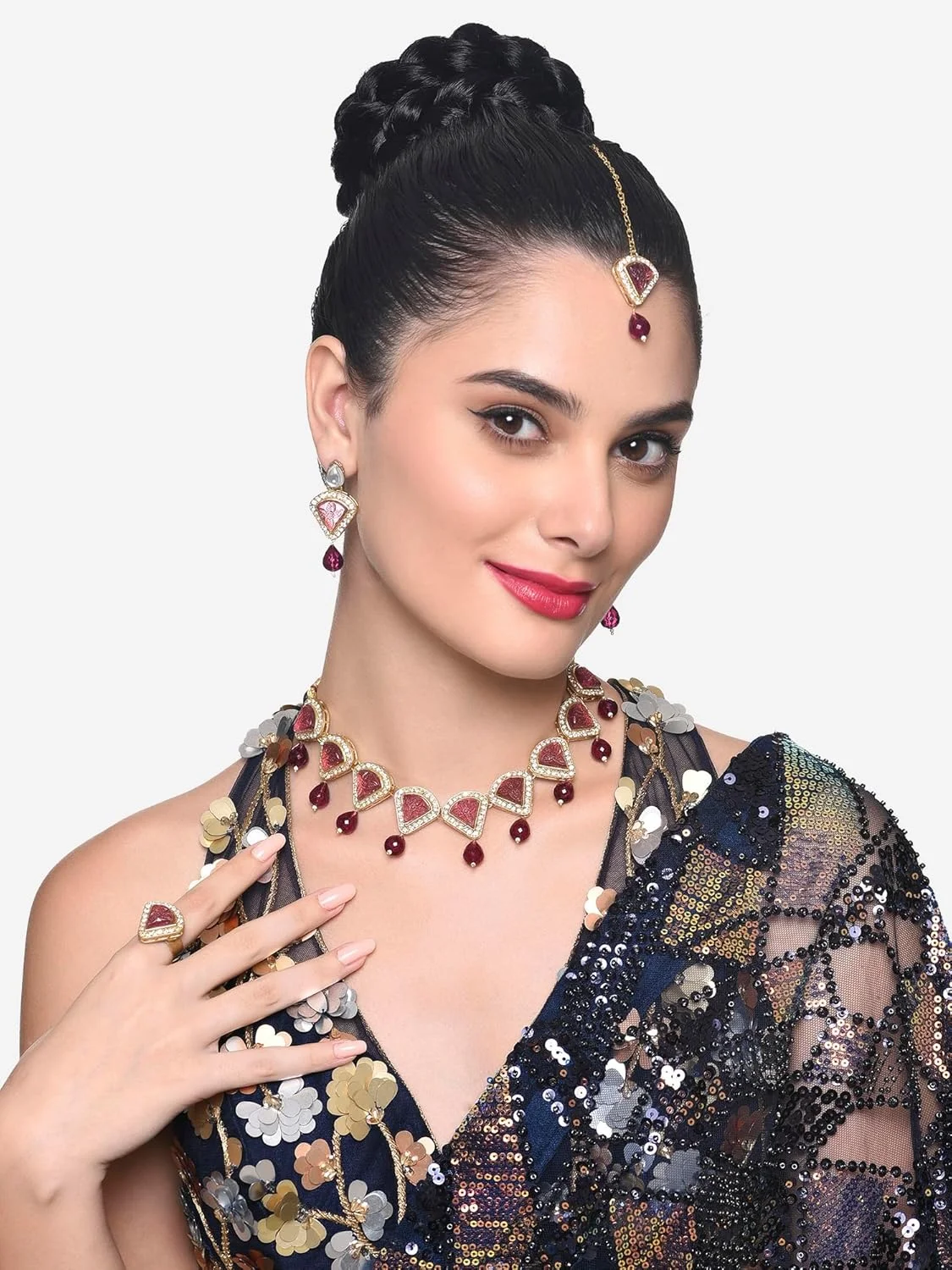 زیوری پرلز ست گردنبند چوکر، گوشواره، انگشتر و مانگ تیکا زنانه با سنگ های مصنوعی و مهره های رنگ شراب - ZPFK16405