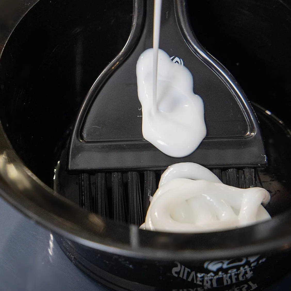 کرم اکسیدان تثبیت شده والکر 20 حجمی 6%، اکسید کننده برای رنگ کردن و دکلره موی دائم. فرمولاسیون وگان با مواد طبیعی. مناسب برای استفاده حرفه ای. 1 لیتر. کرم اکسیدان تثبیت شده والکر 20 حجمی 6%، اکسید کننده برای رنگ کردن و دکلره موی دائم. فرمولاسیون وگان با مواد طبیعی. مناسب برای استفاده حرفه ای. 1 لیتر.