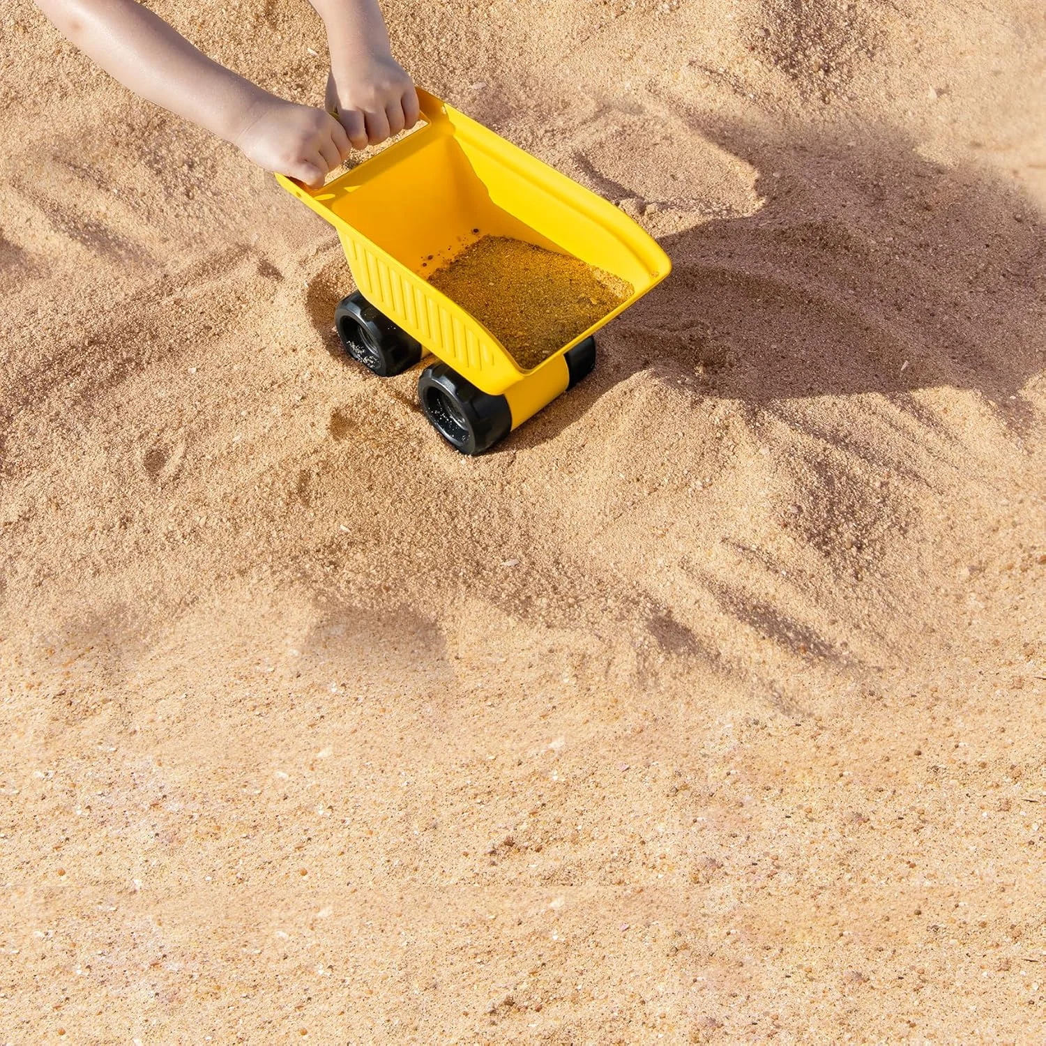 اسباب بازی کامیون کمپرسی قدرتمند Hape، مناسب برای شن و ساحل، اسباب بازی ماشین، اسباب بازی جعبه شنی، ست اسباب بازی ساحلی کودک، اسباب بازی مسافرتی کودک در فضای باز، ایده آل برای بازی در فضای باز، اسباب بازی های تابستانی، تقویت مهارت های حرکتی، زرد
