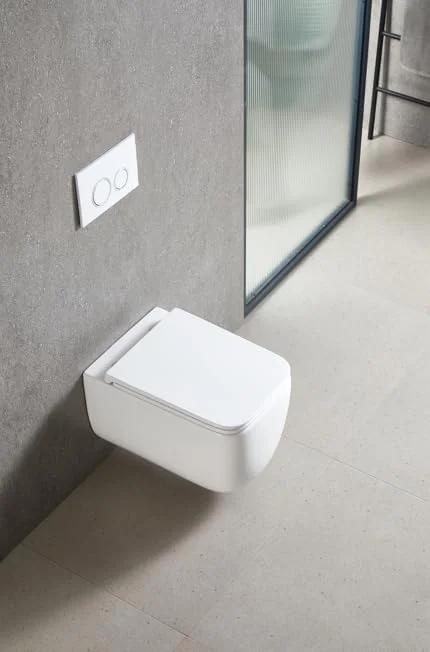 توالت فرنگی دیواری سرامیکی سفید NOURK NOVA Tornado | توالت سرامیکی P Trap | ابعاد 530 طول x 365 عرض x 373 ارتفاع میلی متر | به همراه درب و نشیمن UF | کاسه توالت فرنگی مناسب سرویس بهداشتی و حمام