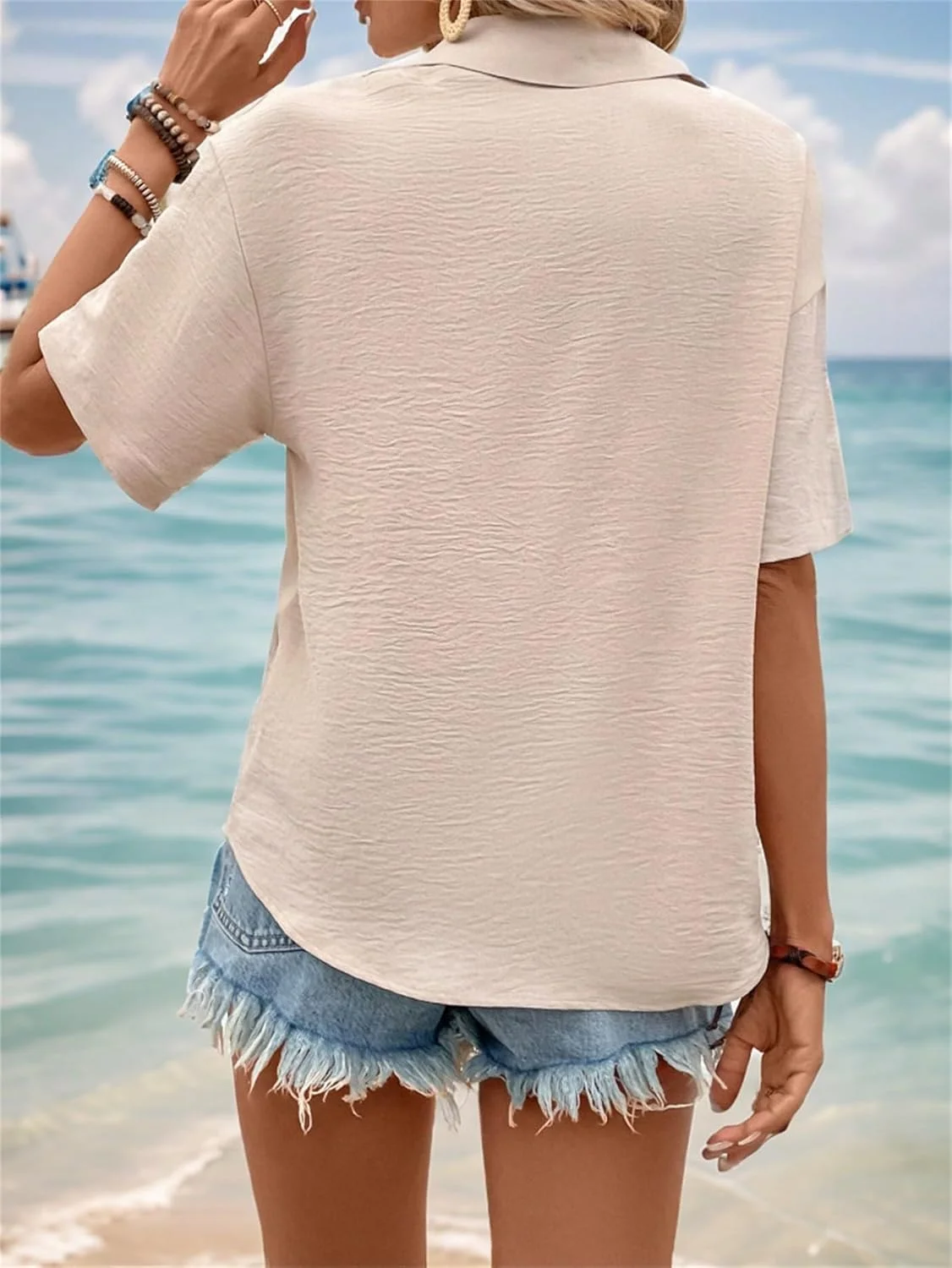 بلوز زنانه آستین کوتاه دکمه دار یقه دار با جیب