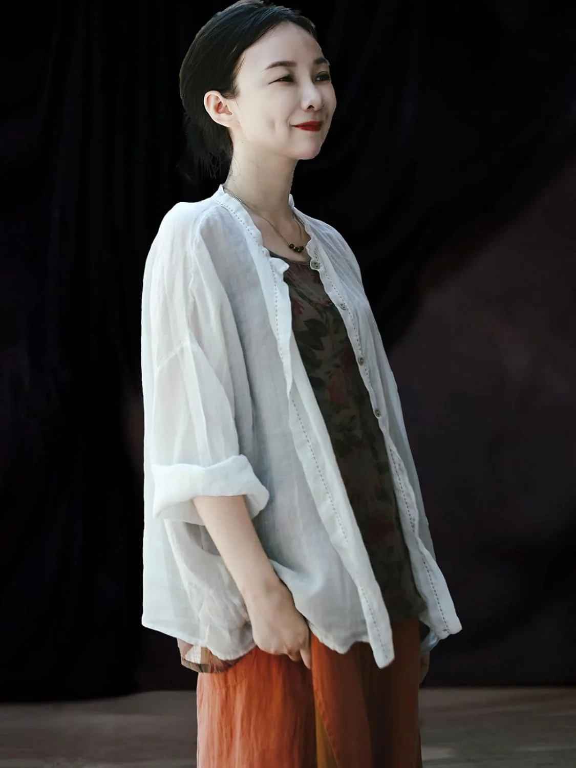 بلوز آستین بلند زنانه، مدل آزاد، دکمه دار، جنس رامی، سبک وزن، طرح رترو، شیک و بوهو