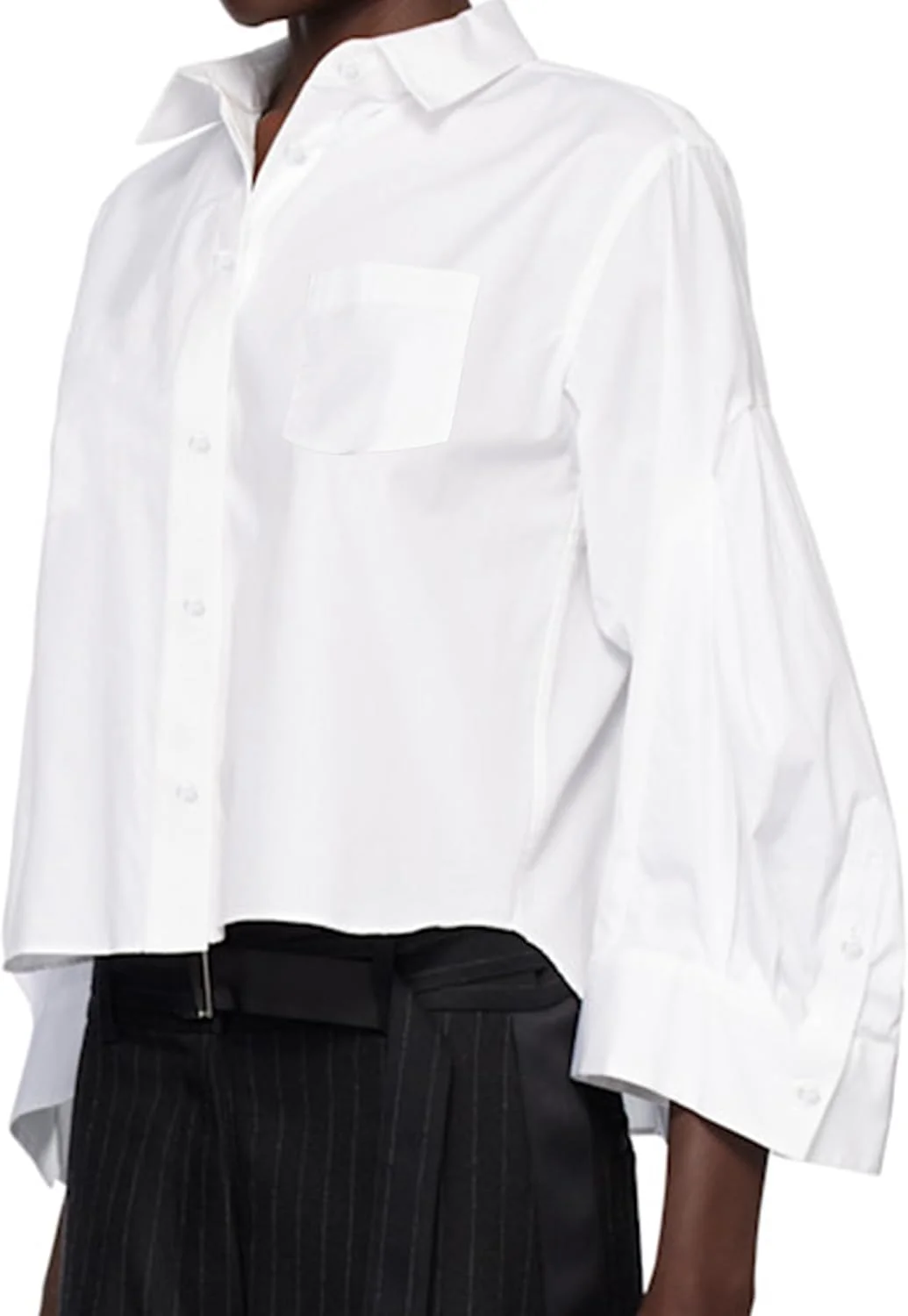 بلوز زنانه دکمه دار با آستین های پهن پلیسه دار و دکمه های سرآستین، مناسب استفاده روزمره و محیط کار
