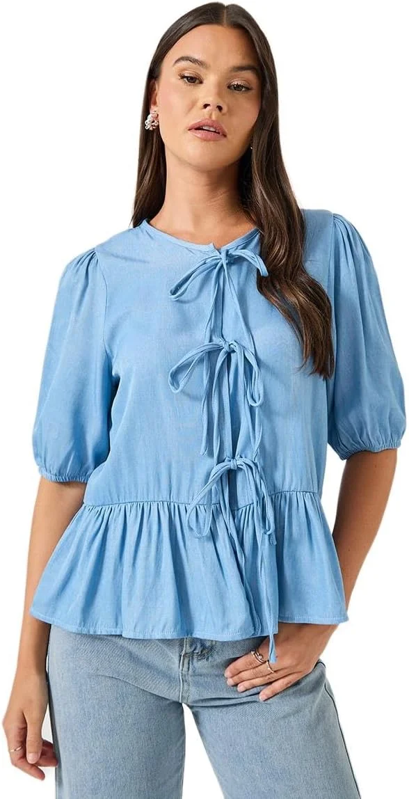 تاپ زنانه آستین پفی استایلی با حاشیه چین‌دار و مدل پلوم به همراه جزئیات بند دار