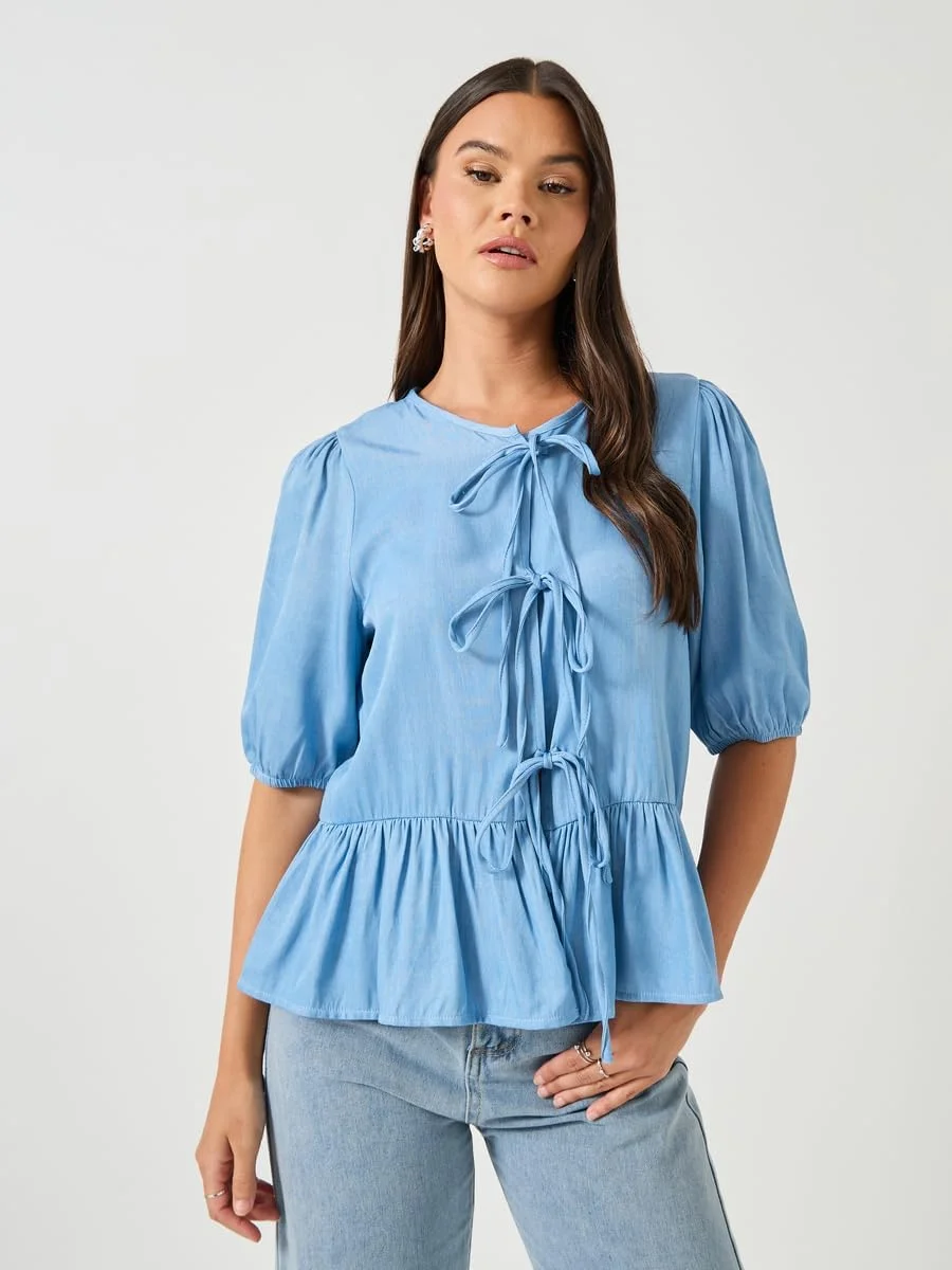 تاپ زنانه آستین پفی استایلی با حاشیه چین‌دار و مدل پلوم به همراه جزئیات بند دار