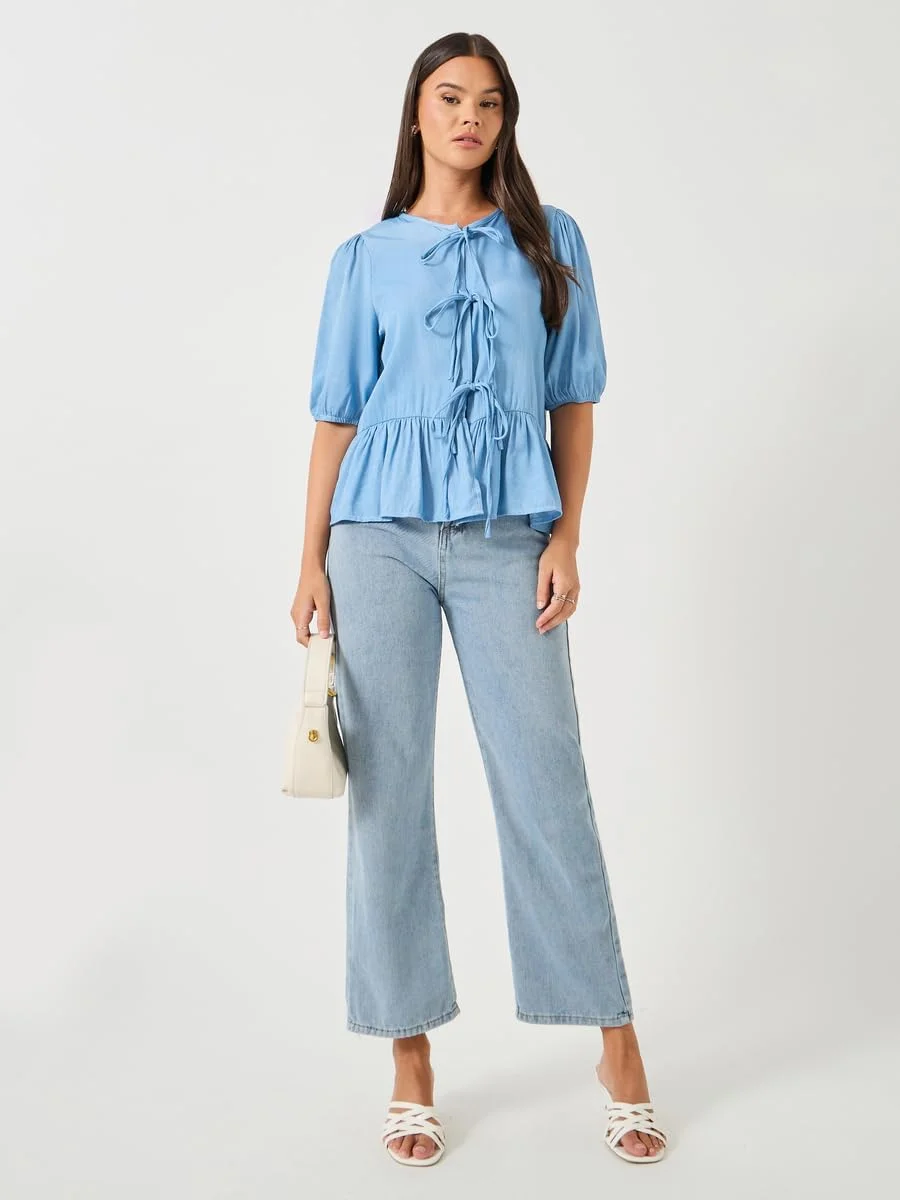 تاپ زنانه آستین پفی استایلی با حاشیه چین‌دار و مدل پلوم به همراه جزئیات بند دار