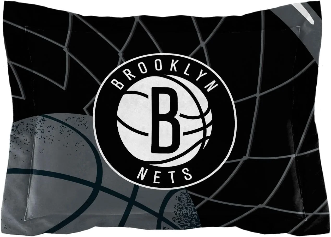 ست لحاف بروکلین نتس دارای مجوز رسمی NBA از نورث وست - سایزهای دونفره/کویین و یک نفره/تک نفره بزرگ - کالای خواب نرم با لوگوی تیم و روبالشتی - ست اتاق خواب طرفداران بسکتبال، دونفره/کویین ست لحاف بروکلین نتس دارای مجوز رسمی NBA از نورث وست - سایزهای دونفره/کویین و یک نفره/تک نفره بزرگ - کالای خواب نرم با لوگوی تیم و روبالشتی - ست اتاق خواب طرفداران بسکتبال، دونفره/کویین
