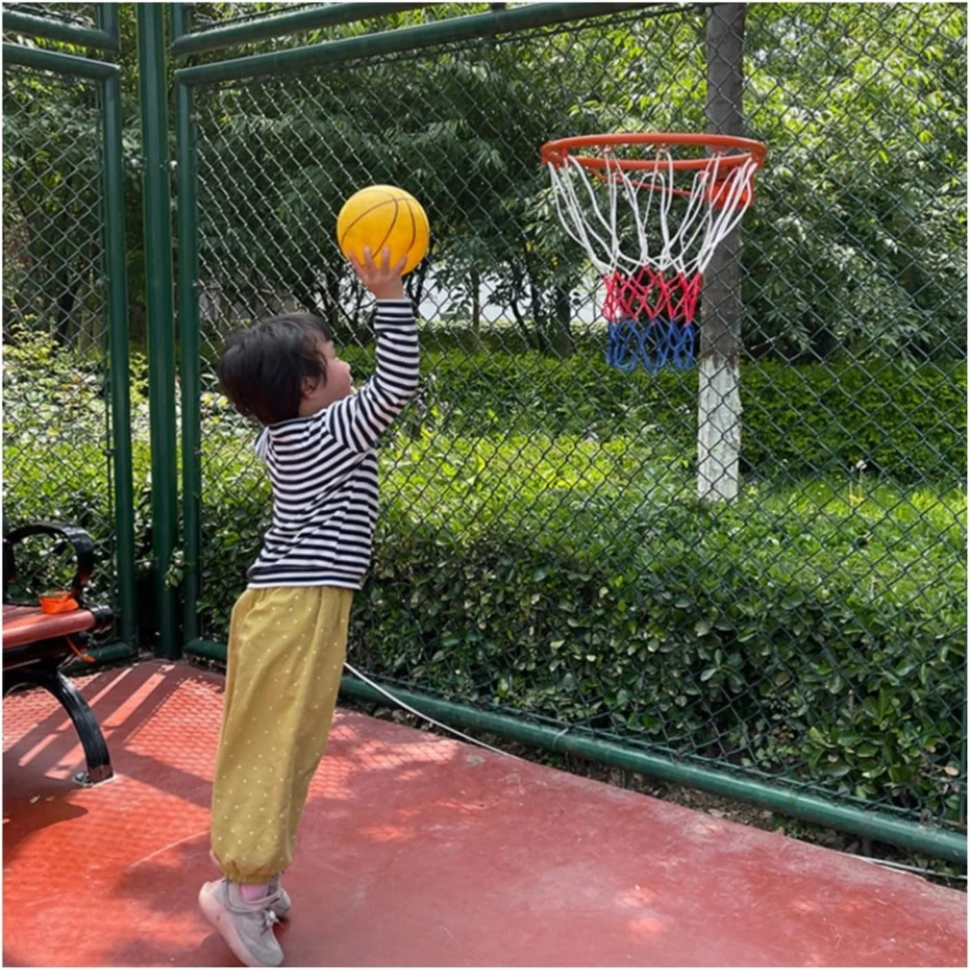 ست اسباب بازی حلقه بسکتبال با سیستم برگشت توپ برای کودکان، حلقه و تور بسکتبال ورزشی آویز مناسب فضای داخلی و خارجی، برای میله درخت/کنار استخر/اتاق باغ/زمین بازی مدارس ست اسباب بازی حلقه بسکتبال با سیستم برگشت توپ برای کودکان، حلقه و تور بسکتبال ورزشی آویز مناسب فضای داخلی و خارجی، برای میله درخت/کنار استخر/اتاق باغ/زمین بازی مدارس