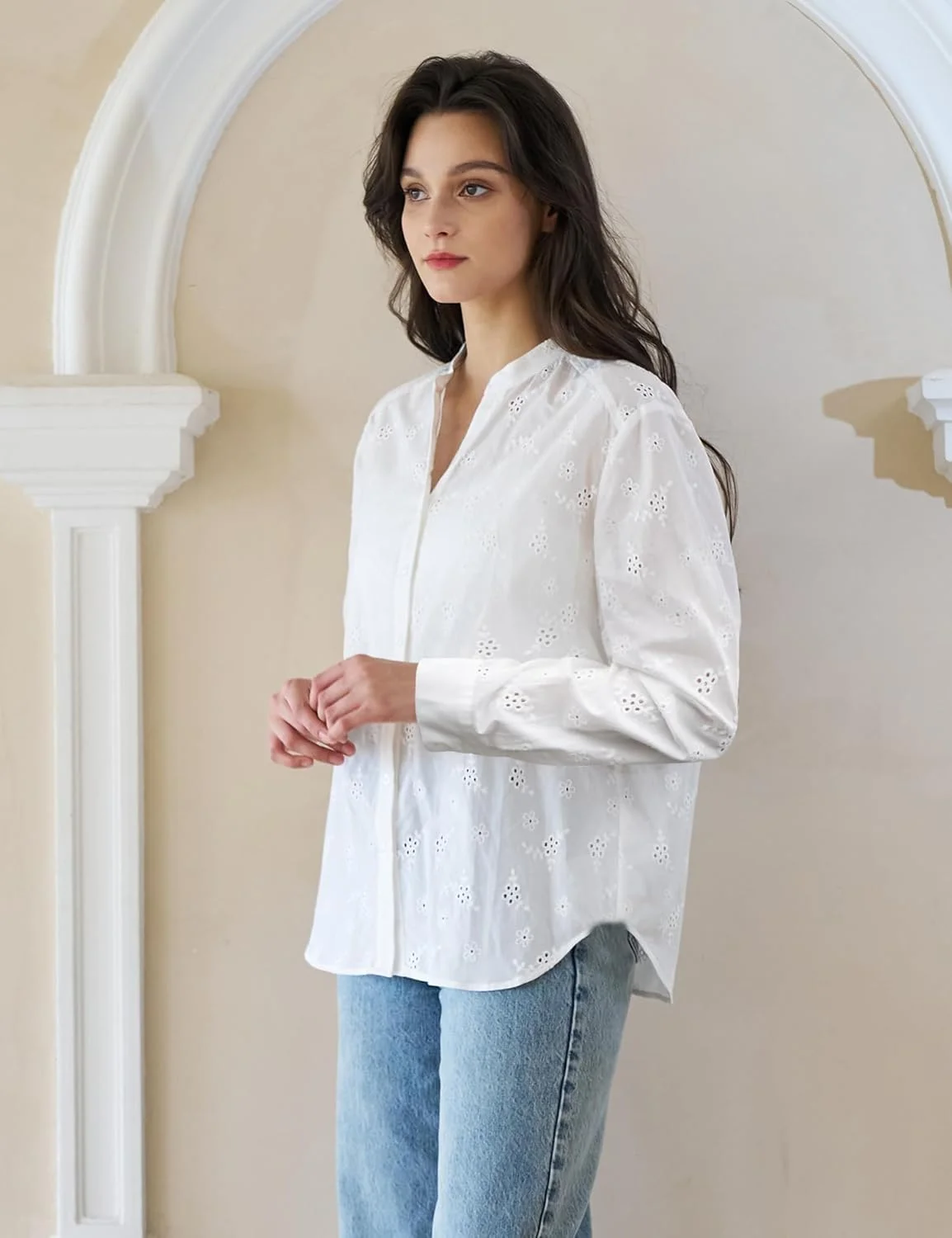اولائسا، بلوز زنانه سفید آستین کوتاه گلدوزی شده، یقه هفت دکمه دار، مناسب استایل بوهو و تابستان