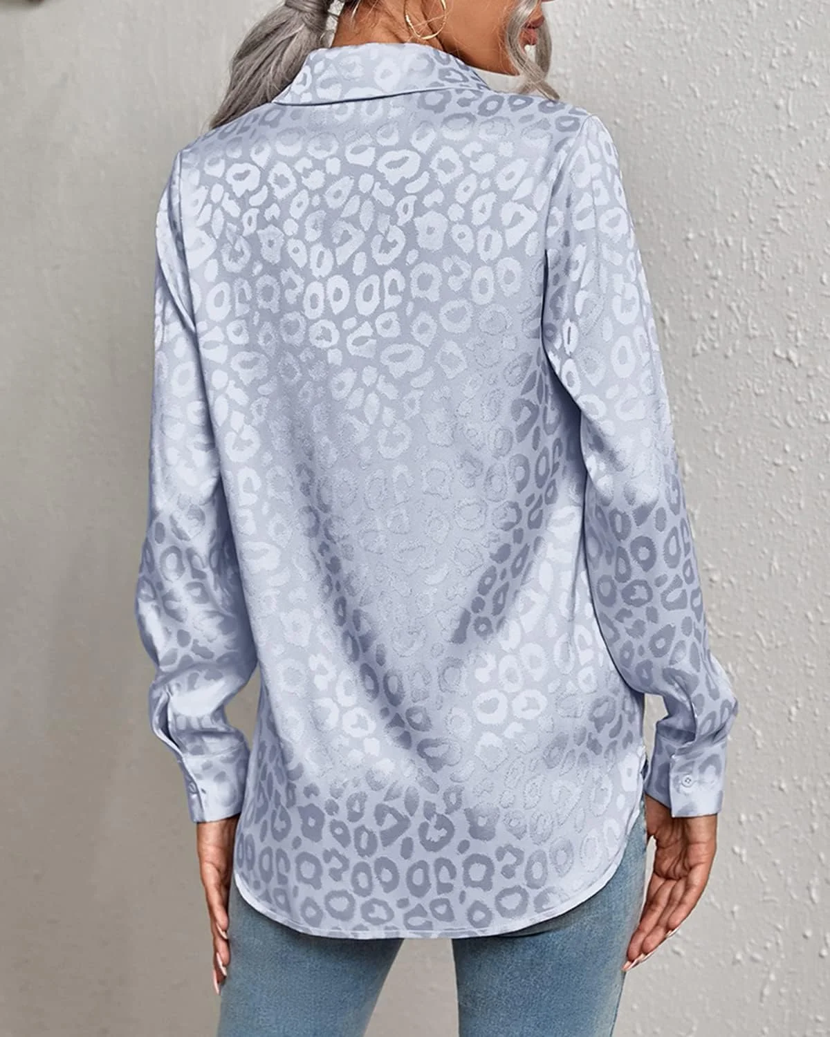 نایت میس بلوز زنانه یقه هفت آستین بلند دکمه دار ساتن مناسب محیط کار، طرح پلنگی، لبه نامتقارن، آبی، سایز M