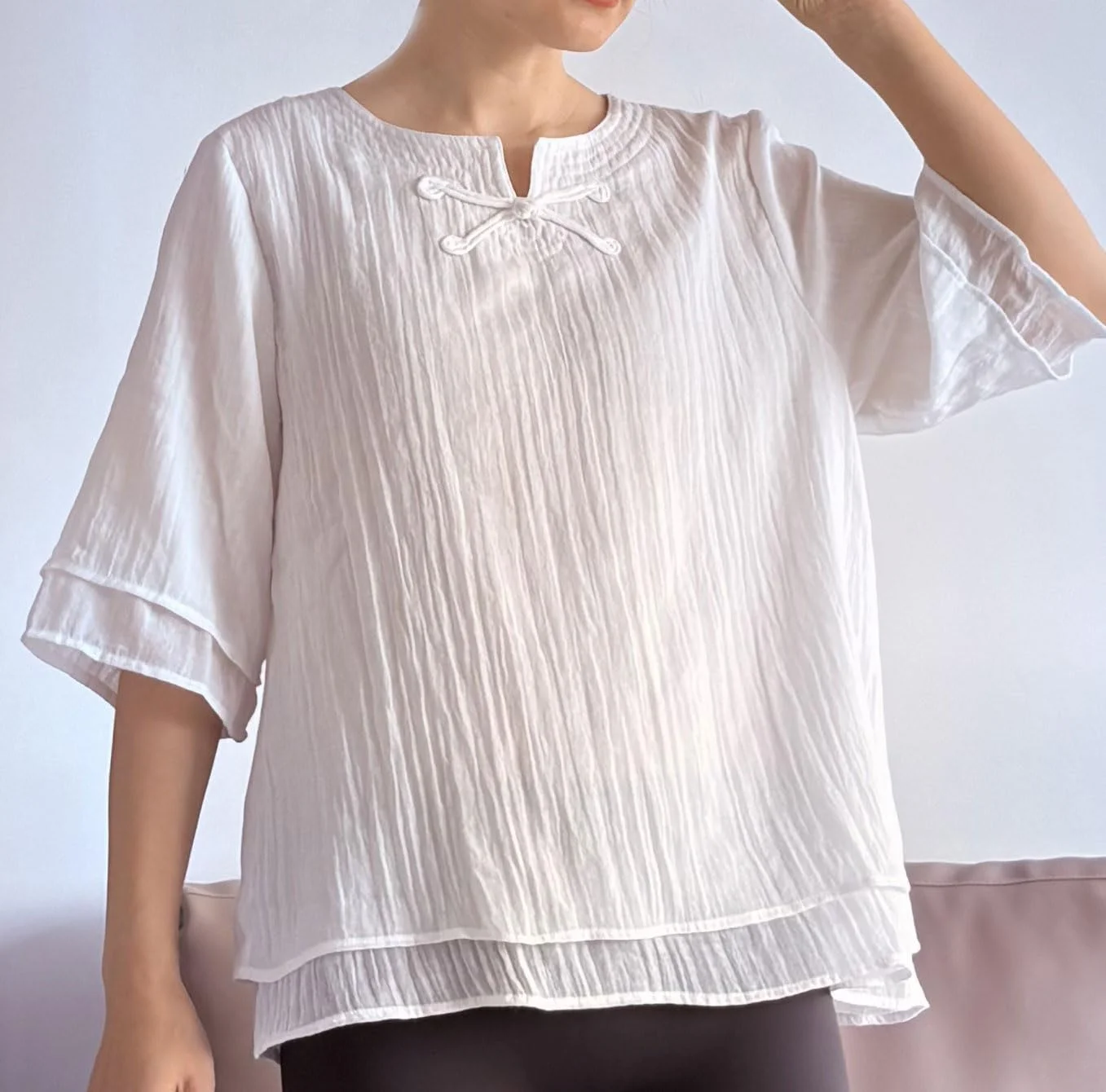 بلوز زنانه مینی بی، آستین سه ربع، جنس کتان نخی، طرح قورباغه ای چینی، مناسب تابستان