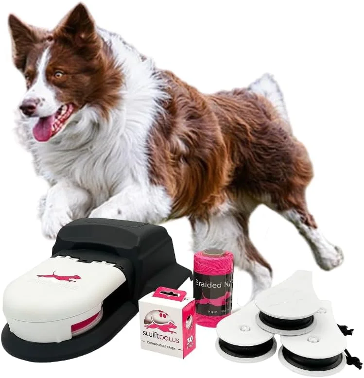 Swift Paws - Home Original - اسباب بازی تعقیب و گریز کنترل شده با اپلیکیشن - برای سگ ها - مسیر طعمه پرچم دار - اسباب بازی غنی سازی تعاملی سگ - شامل واحد اصلی، 3 قرقره، باتری، شارژر، پرچم ها، خط، میخ ها، طناب