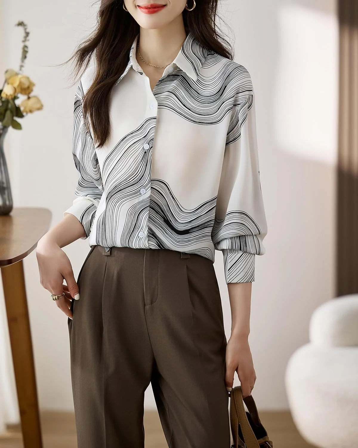 بلوز زنانه یقه دار دکمه دار با طرح چاپی، گشاد و مناسب فصل جدید