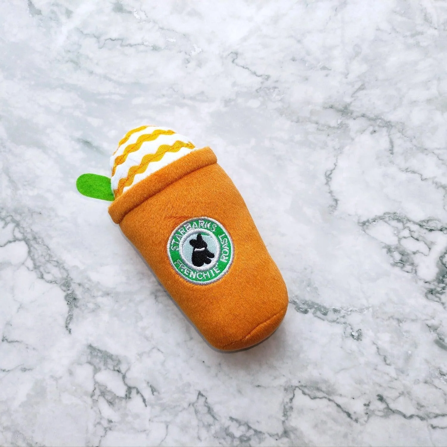 اسباب بازی سگ فنجانی قهوه استارباکس فرنچی رست PETSARY - طراحی منحصر به فرد تقلیدی با صدای جیر جیر - اسباب بازی پولیشی نرم و مقاوم در برابر گاز گرفتن برای دندان درآوردن - فنجان توله سگ کوچک متوسط برای همه نژادها - قهوه ای