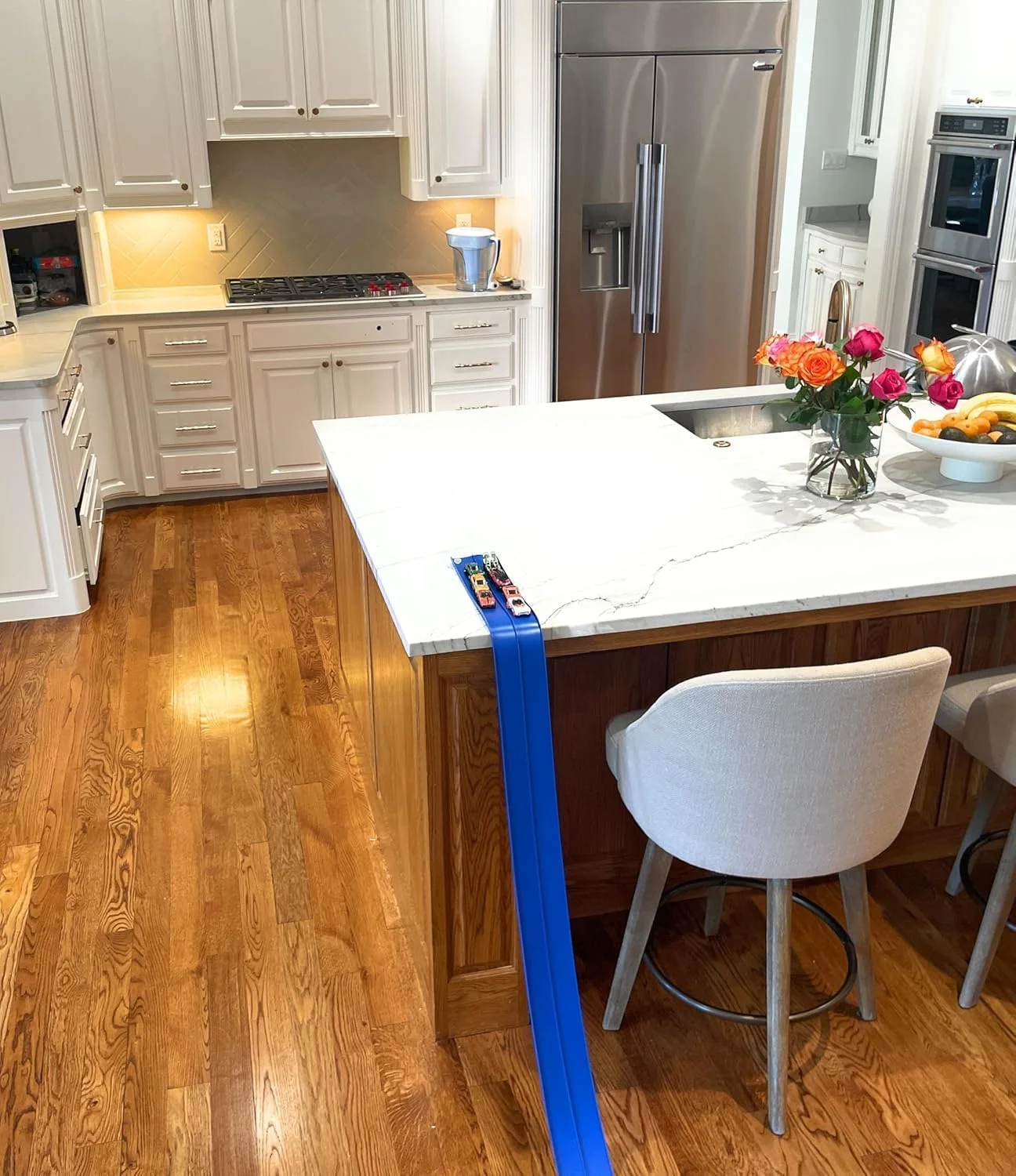 پیست ماشین مسابقه انعطاف پذیر فلکسی ترک 5000 مناسب اسباب بازی کودکان با مکنده های سازگار با هات ویلز و ماشین های دایکست 1/64 و بیشتر، 15 فوت طول، جمع شونده، پیست مسابقه قابل حمل (آبی مسابقه ای) پیست ماشین مسابقه انعطاف پذیر فلکسی ترک 5000 مناسب اسباب بازی کودکان با مکنده های سازگار با هات ویلز و ماشین های دایکست 1/64 و بیشتر، 15 فوت طول، جمع شونده، پیست مسابقه قابل حمل (آبی مسابقه ای)