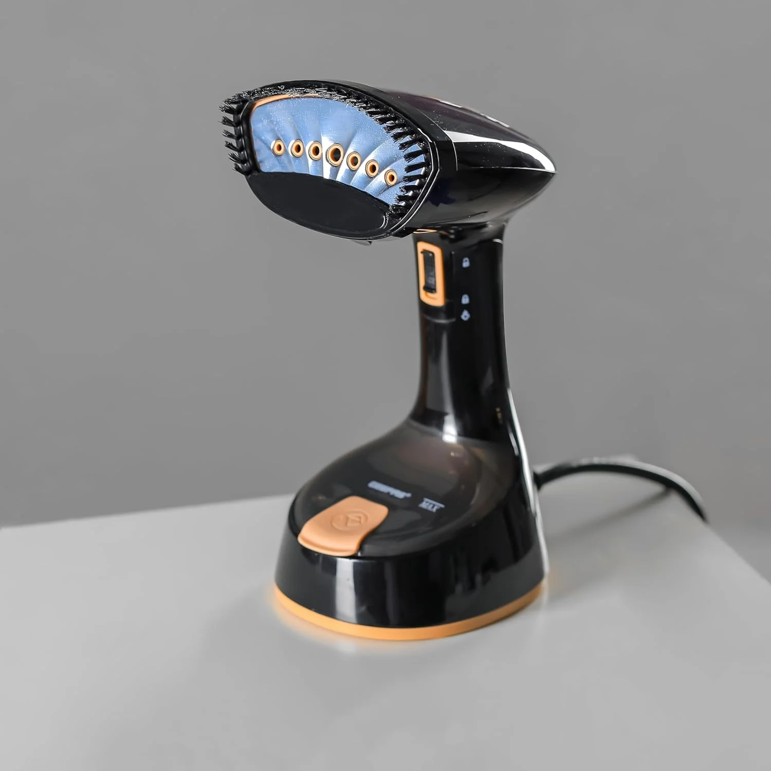 بخارگر لباس دستی Geepas مدل GGS25034 | آماده برای استفاده در 30 ثانیه | مناسب برای انواع پارچه | مجهز به سری استیل ضد زنگ و ظرفیت 150 میلی لیتر | مشکی و طلایی بخارگر لباس دستی Geepas مدل GGS25034 | آماده برای استفاده در 30 ثانیه | مناسب برای انواع پارچه | مجهز به سری استیل ضد زنگ و ظرفیت 150 میلی لیتر | مشکی و طلایی