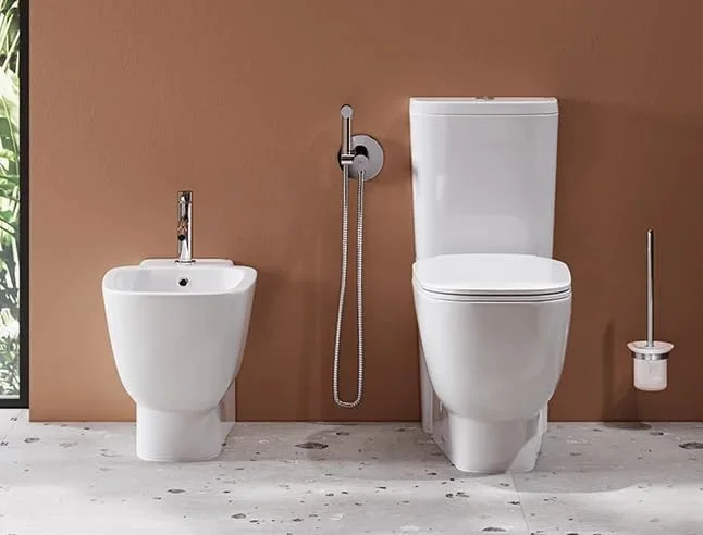 توالت فرنگی یک تکه RAK Ceramics مدل RAK-ONE | توالت مربع، خروجی S، 64 سانتی متر | توالت فرنگی مدرن با درب نشیمن و مخزن توکار | سفید آلپاین