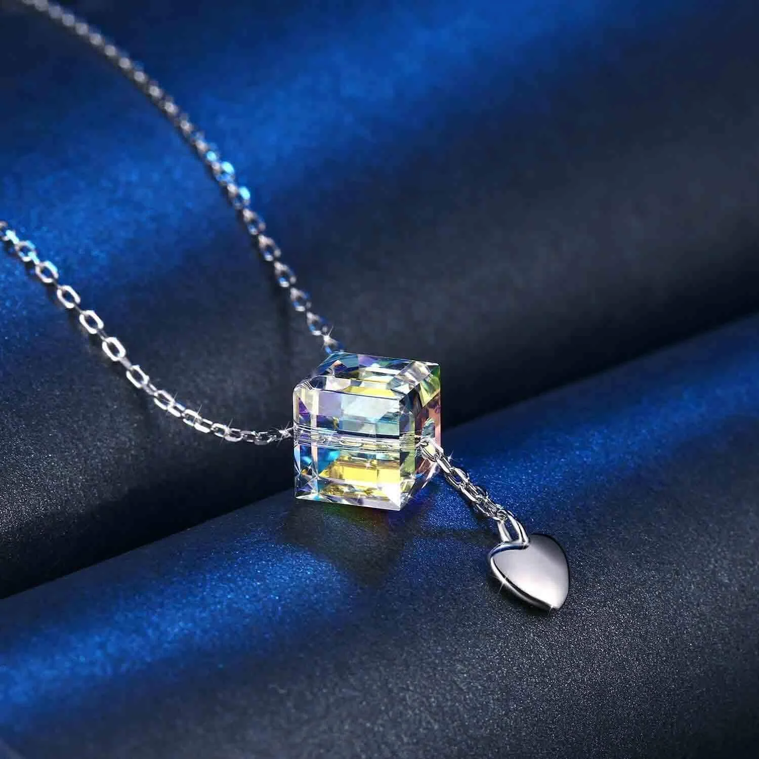 گردنبند آویز مکعبی زنانه با کریستال های سواروسکی، روکش طلای 18 عیار و نقره استرلینگ 925، بسته هدیه جواهرات مد روز J.Rosée مدل Jr0917