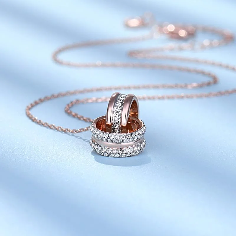 گردنبند آویز دو حلقه ای رزگلد با کریستال J.Rosée مدل JR-1228، جواهرات فشن برای زنان، بسته بندی هدیه گردنبند آویز دو حلقه ای رزگلد با کریستال J.Rosée مدل JR-1228، جواهرات فشن برای زنان، بسته بندی هدیه