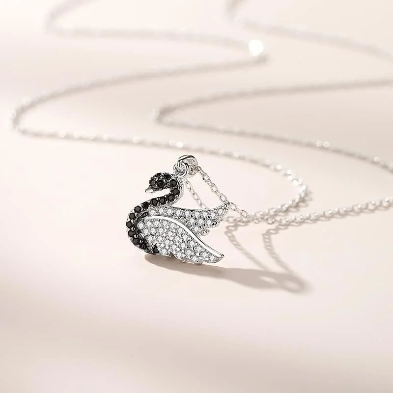 گردنبند آویز نقره استرلینگ 925 طرح قو کریستالی شیک زنانه بسته بندی هدیه جواهرات شیک J.Rosée مدل JR-1111 گردنبند آویز نقره استرلینگ 925 طرح قو کریستالی شیک زنانه بسته بندی هدیه جواهرات شیک J.Rosée مدل JR-1111