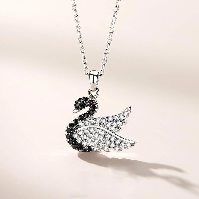 گردنبند آویز نقره استرلینگ 925 طرح قو کریستالی شیک زنانه بسته بندی هدیه جواهرات شیک J.Rosée مدل JR-1111 گردنبند آویز نقره استرلینگ 925 طرح قو کریستالی شیک زنانه بسته بندی هدیه جواهرات شیک J.Rosée مدل JR-1111