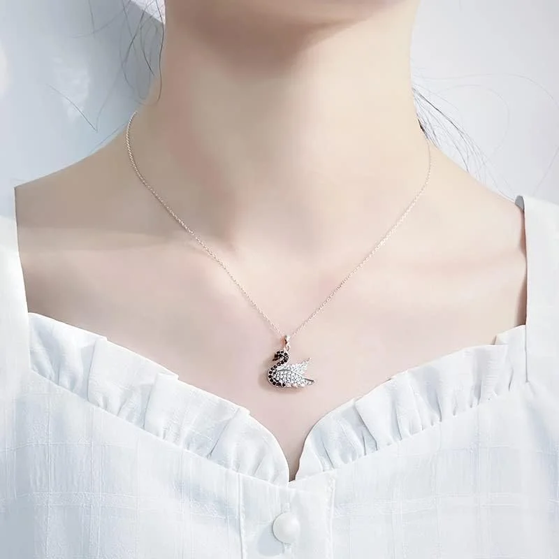 گردنبند آویز نقره استرلینگ 925 طرح قو کریستالی شیک زنانه بسته بندی هدیه جواهرات شیک J.Rosée مدل JR-1111 گردنبند آویز نقره استرلینگ 925 طرح قو کریستالی شیک زنانه بسته بندی هدیه جواهرات شیک J.Rosée مدل JR-1111