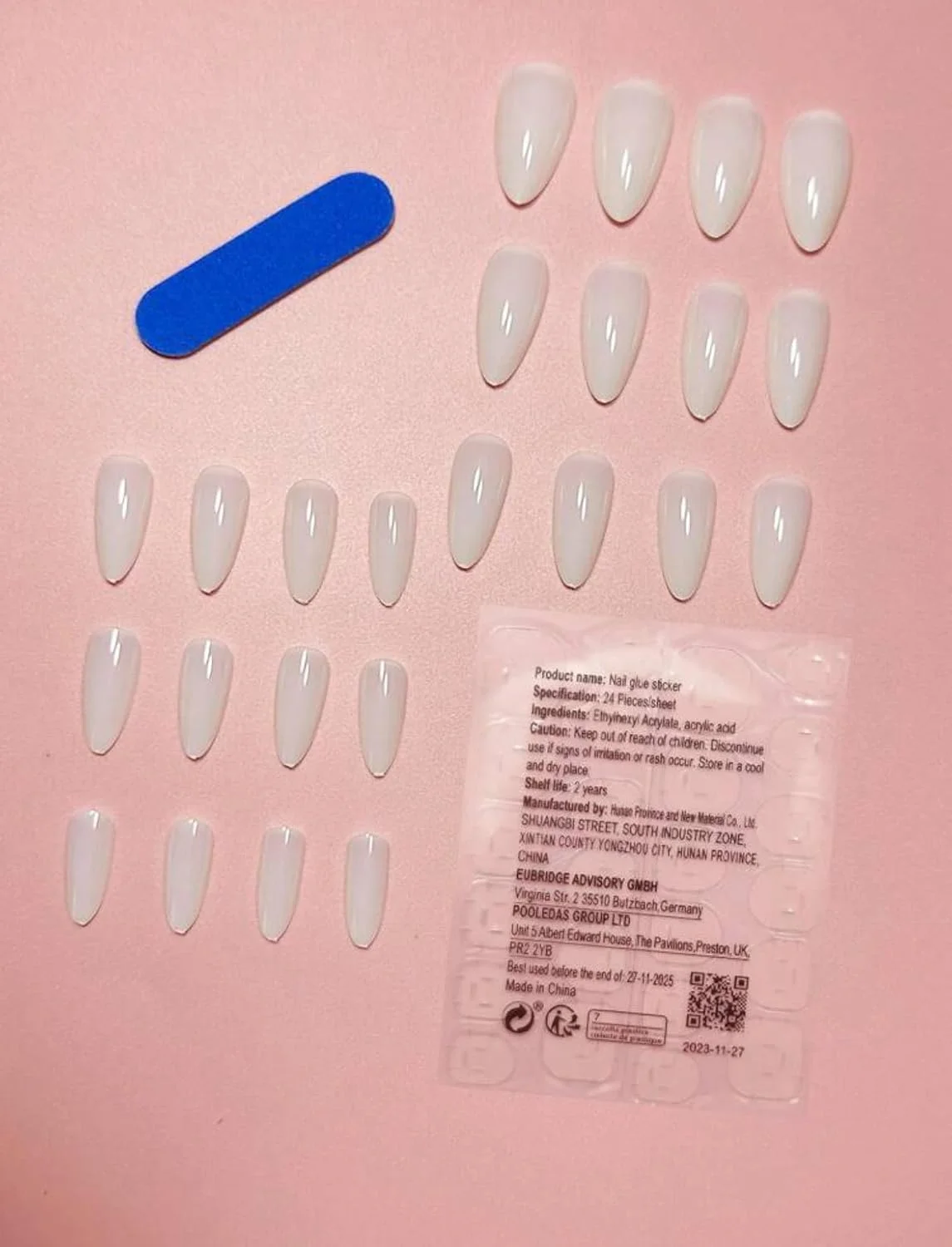 ناخن مصنوعی بادامی رنگ ثابت براق با طرح گرادینت، 24 عدد ناخن مصنوعی فرانسوی با چسب، مانیکور سفید شیری طبیعی متوسط، ناخن های اکریلیک فیک