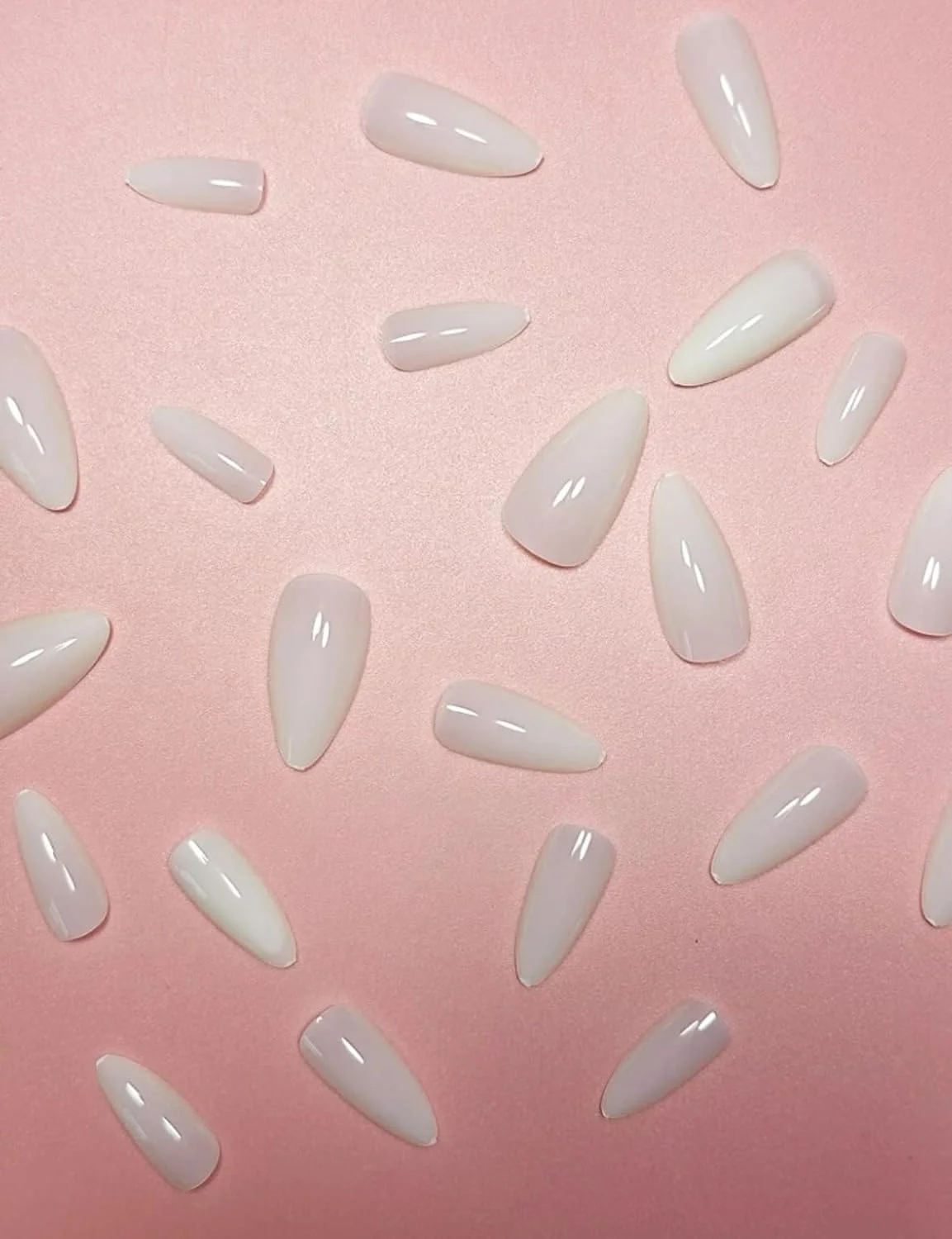 ناخن مصنوعی بادامی رنگ ثابت براق با طرح گرادینت، 24 عدد ناخن مصنوعی فرانسوی با چسب، مانیکور سفید شیری طبیعی متوسط، ناخن های اکریلیک فیک