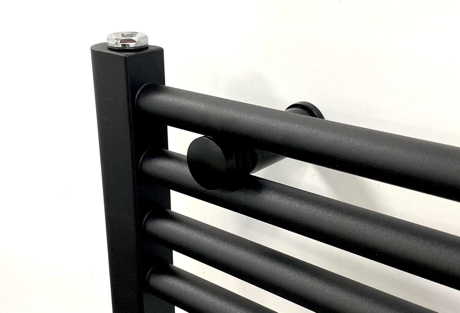 رادیاتور حوله خشک کن مشکی مات گریند هاوس میلانو، مدل صاف، ابعاد 500x800 میلی متر، مناسب برای سیستم گرمایش مرکزی