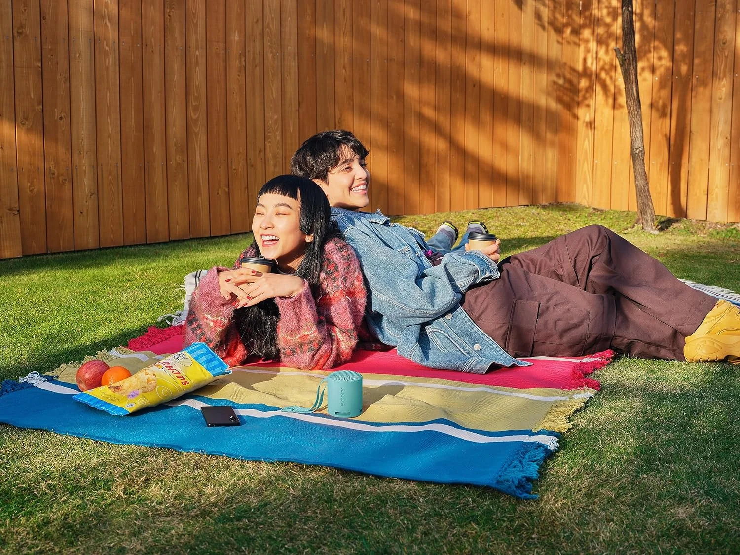 اسپیکر بلوتوثی بی سیم سونی SRS-XB100، قابل حمل، سبک وزن، جمع و جور، مناسب فضای باز و مسافرت، بادوام، دارای استاندارد IP67 مقاوم در برابر آب و گرد و غبار، باتری 16 ساعته، دارای بند حمل، تماس هندزفری، آبی