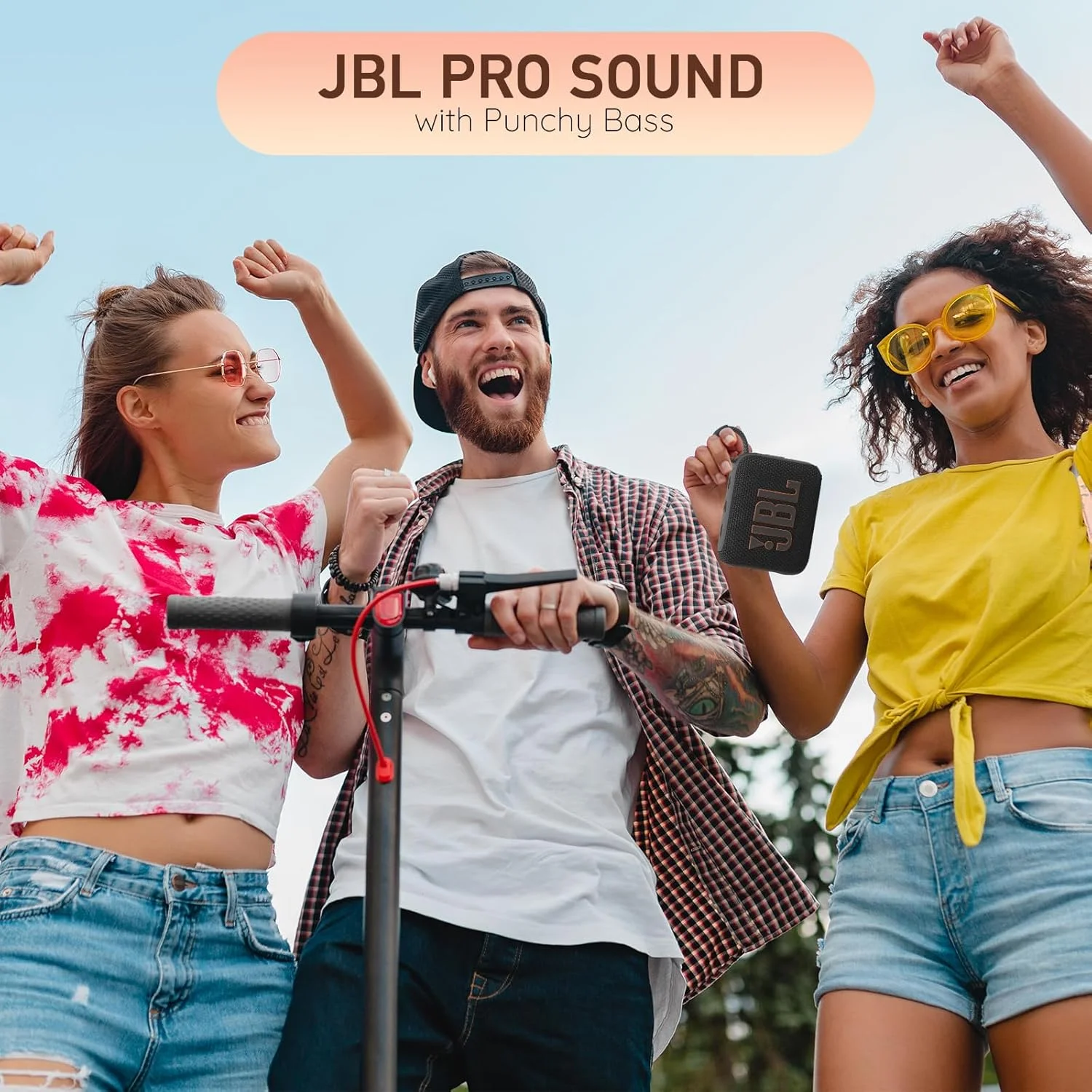 اسپیکر بلوتوثی بی سیم قابل حمل JBL Go 4، ضد آب و گرد و غبار IP67 با باتری داخلی - Squad - راه حل همه کاره Boom h Material، تجربه صدایی در حال حرکت را ارائه می دهد.