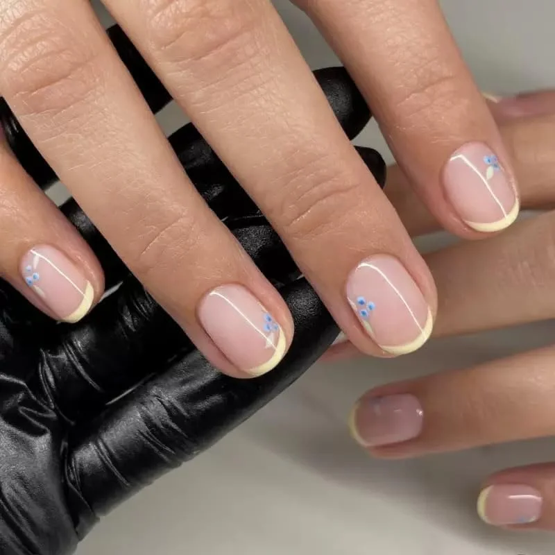 ناخن مصنوعی فشاری JOSQUEWNN، 24 عدد، ناخن های زرد فرانسوی تازه، نوک ناخن های کوتاه گرد قابل استفاده مجدد، سبک مینیمالیستی INS، شیرین و جوان کننده. ناخن های اکریلیک مصنوعی با کیت چسب.