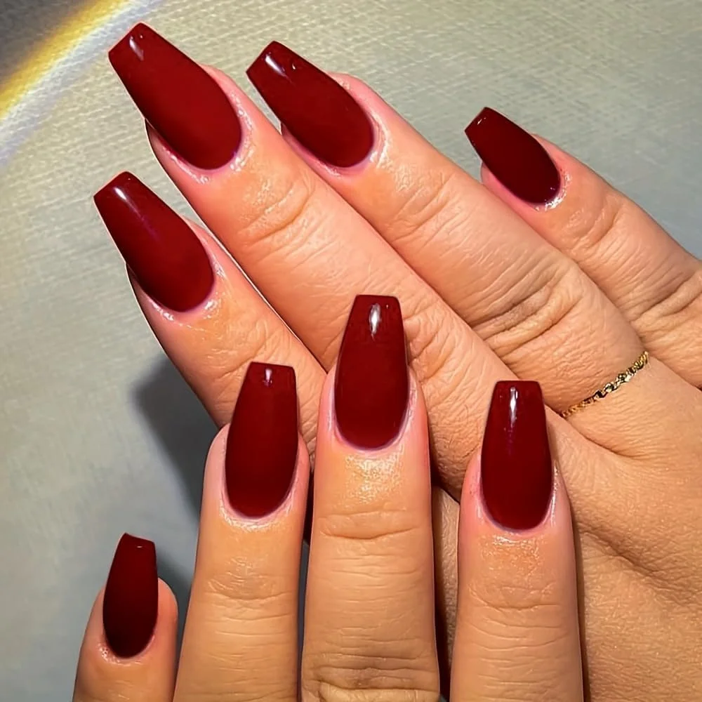 ناخن مصنوعی 24 عددی، قرمز مارون متوسط، ناخن های براق چسبی با پوشش کامل و طرح دار، ناخن های اکریلیک برای زنان
