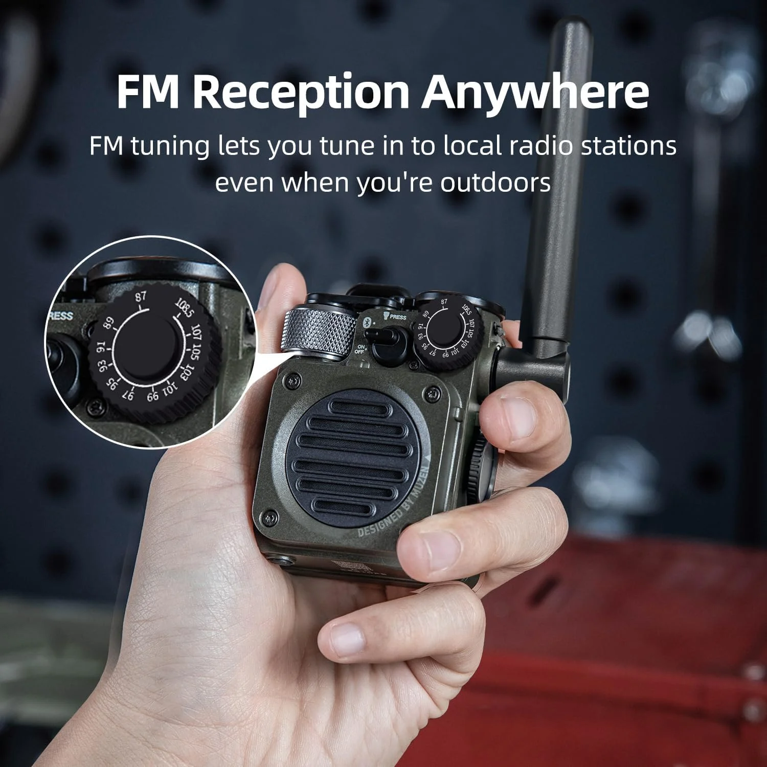 اسپیکر بلوتوثی بی‌سیم قابل حمل Muzen Upgraded Wild Mini 3.0 مناسب فضای باز با رادیو FM، شارژر تلفن/15 ساعت پخش/IPX5 ضد آب/چراغ قوه 3 حالته، مناسب کمپینگ/پیاده‌روی/مسافرت (سبز)