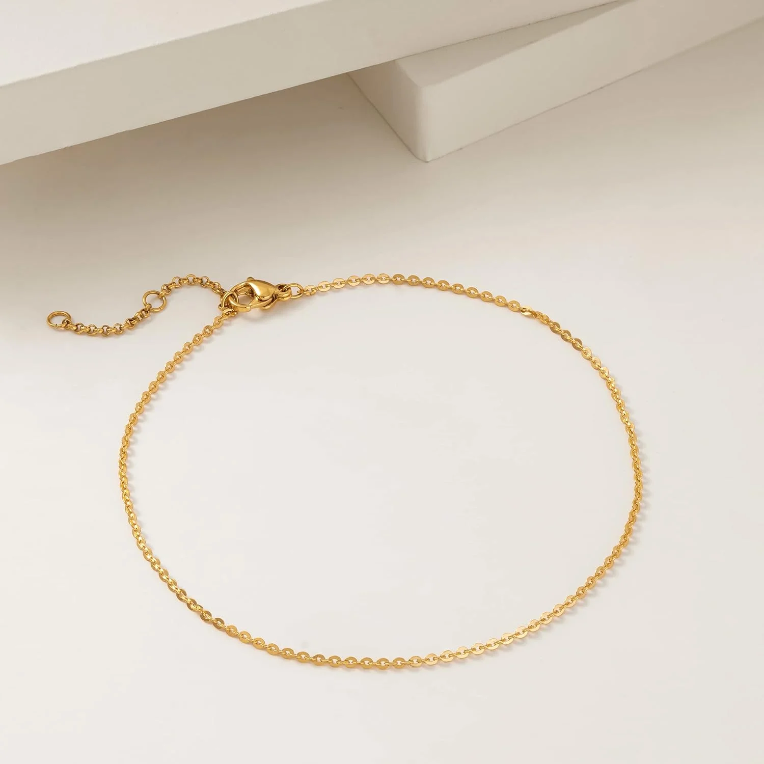 دستبند زنجیری طلایی MEVECCO، روکش طلای 18 عیار، ظریف و زیبا، با مهره های تخت، برش لیزری، سطح صاف، زنجیر بیضی، زنجیر ماری مکعبی، مناسب برای ساحل در تابستان، مخصوص خانم ها