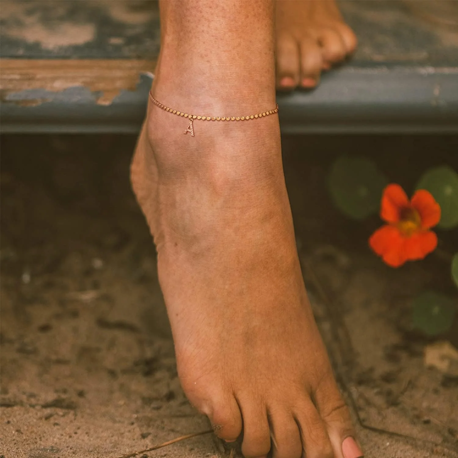 دستبند زنجیری مهره ای تخت با روکش طلای 18 عیار MEVECCO با آویز حروف CZ و نقطه های کوچک A-Z، هدیه ای ظریف و شخصی برای زنان (A)