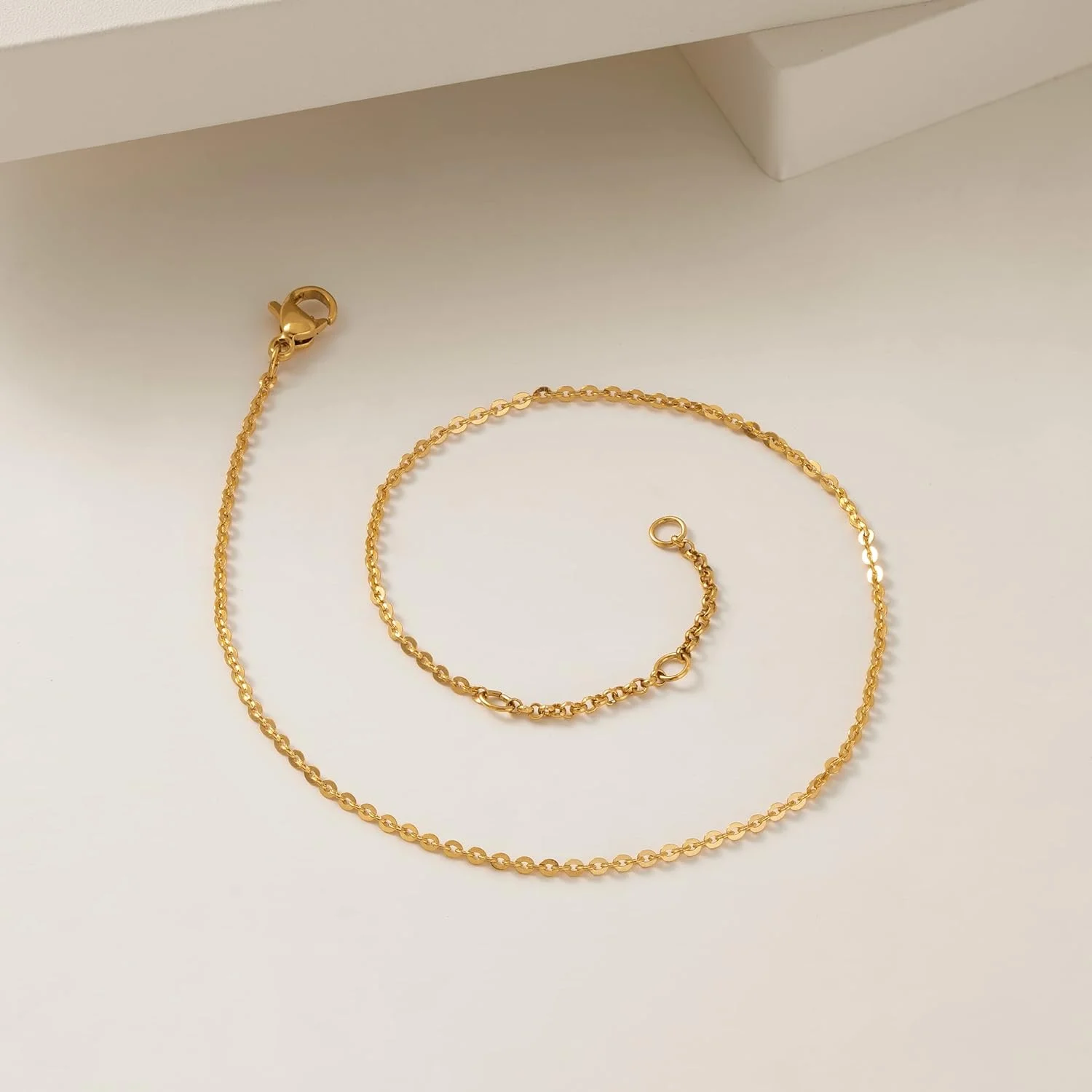 دستبند زنجیری طلایی MEVECCO، روکش طلای 18 عیار، ظریف و زیبا، با مهره های تخت، برش لیزری، سطح صاف، زنجیر بیضی، زنجیر ماری مکعبی، مناسب برای ساحل در تابستان، مخصوص خانم ها