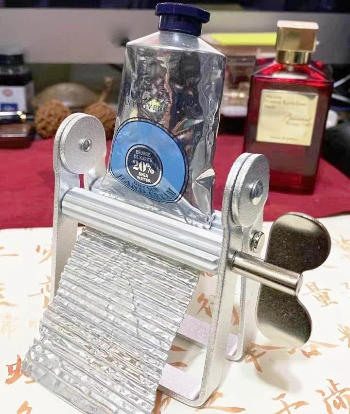 فشار دهنده خمیر دندان، ابزار فشار دهنده لوله فلزی کامل، فشار دهنده غلتکی چند منظوره برای هنرمند، آرایشگاه، نقاش، لوازم آرایشی، لوله رنگ، رنگ مو، کرم دست (4.3*3.2*1.6 اینچ)