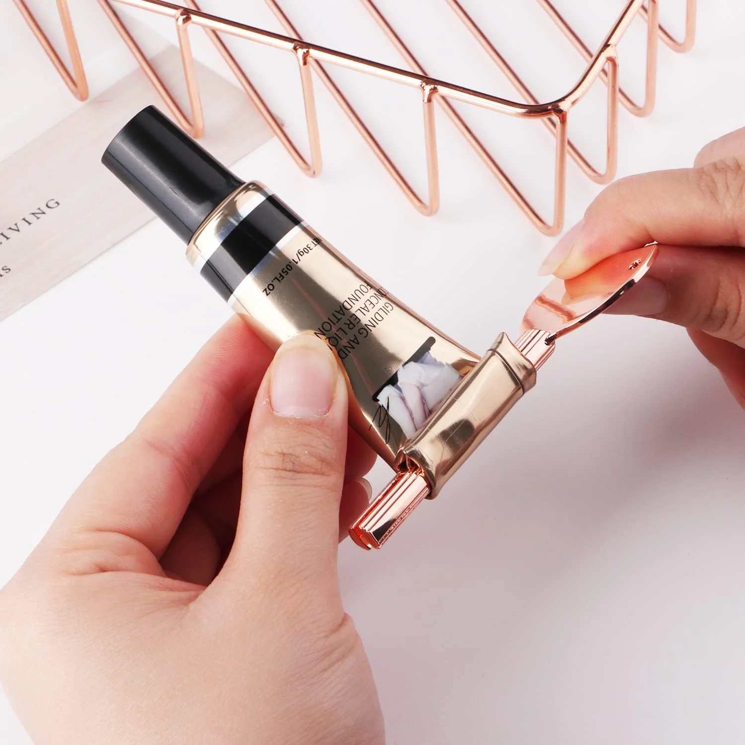 سانشنگ 4 عددی فشار دهنده خمیر دندان، فشار دهنده لوله، غلتک فلزی فشار دهنده لوله، کلیدهای غلتکی پخش کننده برای خمیر دندان، روغن آرایشی، کرم، فشار دهنده رنگ (4 رنگ)