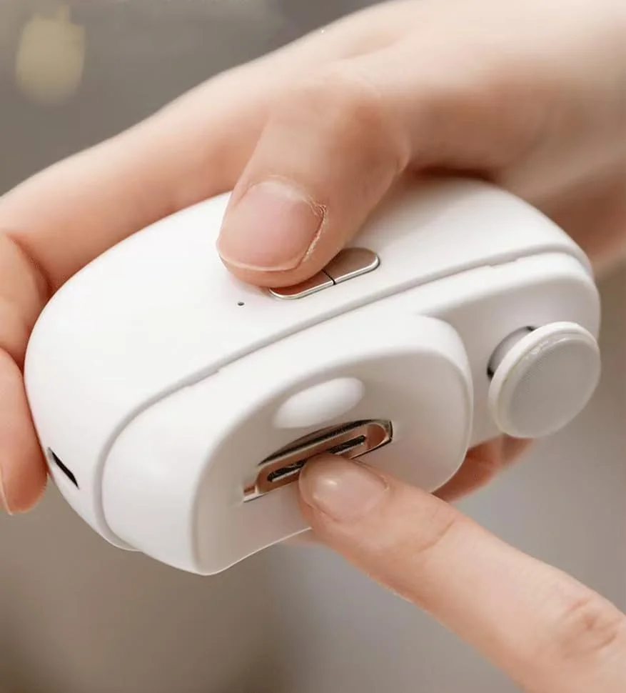 ناخن گیر برقی قابل حمل، شارژ USB، طراحی دو در یک ناخن گیر و سوهان ناخن، ایمن و بدون آسیب رساندن به دست، دارای درپوش گرد و غبار در صورت عدم استفاده، ایمن و بادوام