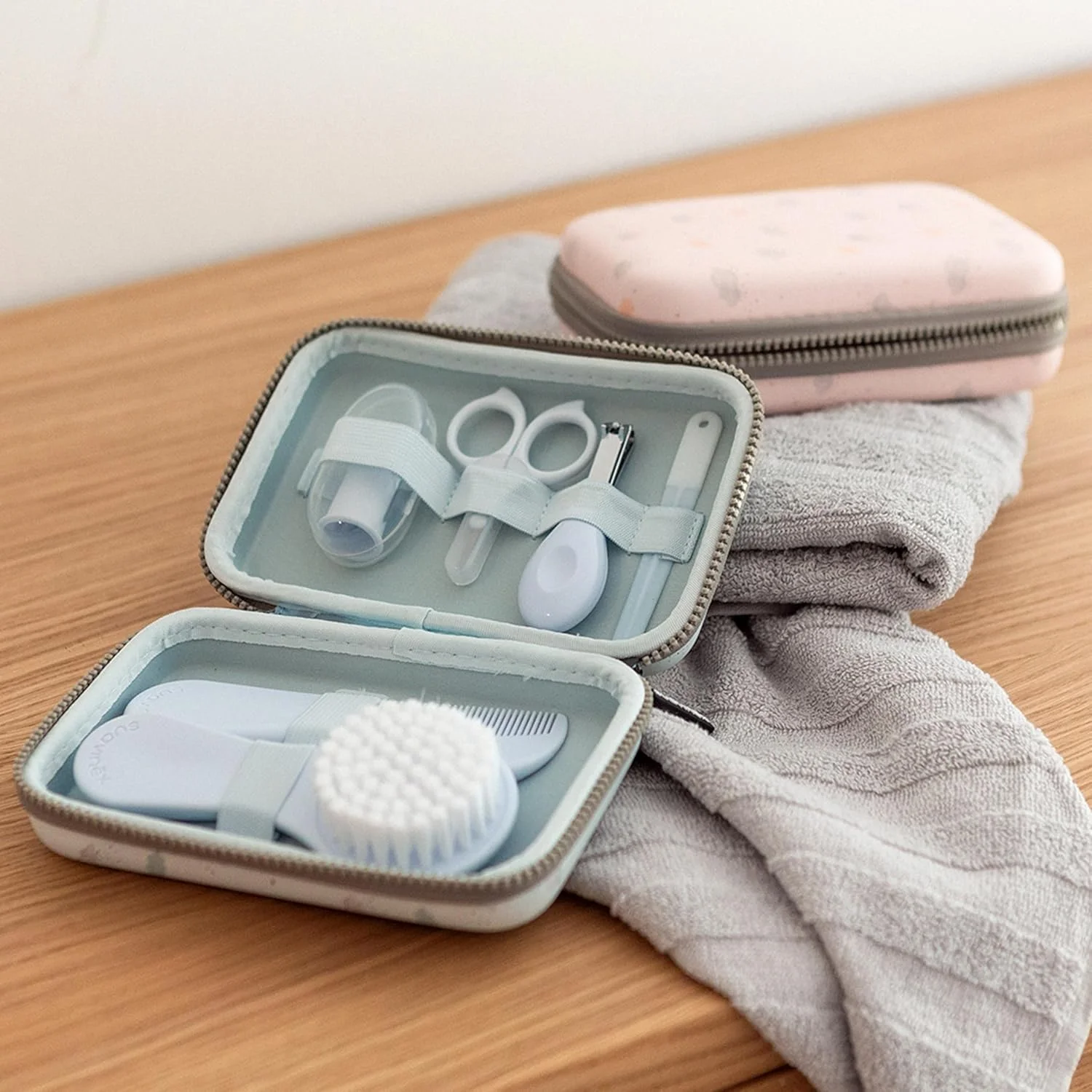 ست مراقبت از نوزاد سواوینکس، ست کامل و قابل حمل مانیکور نوزاد شامل: برس و شانه + مسواک انگشتی + قیچی + سوهان + ناخن گیر، 6 تکه، سبز