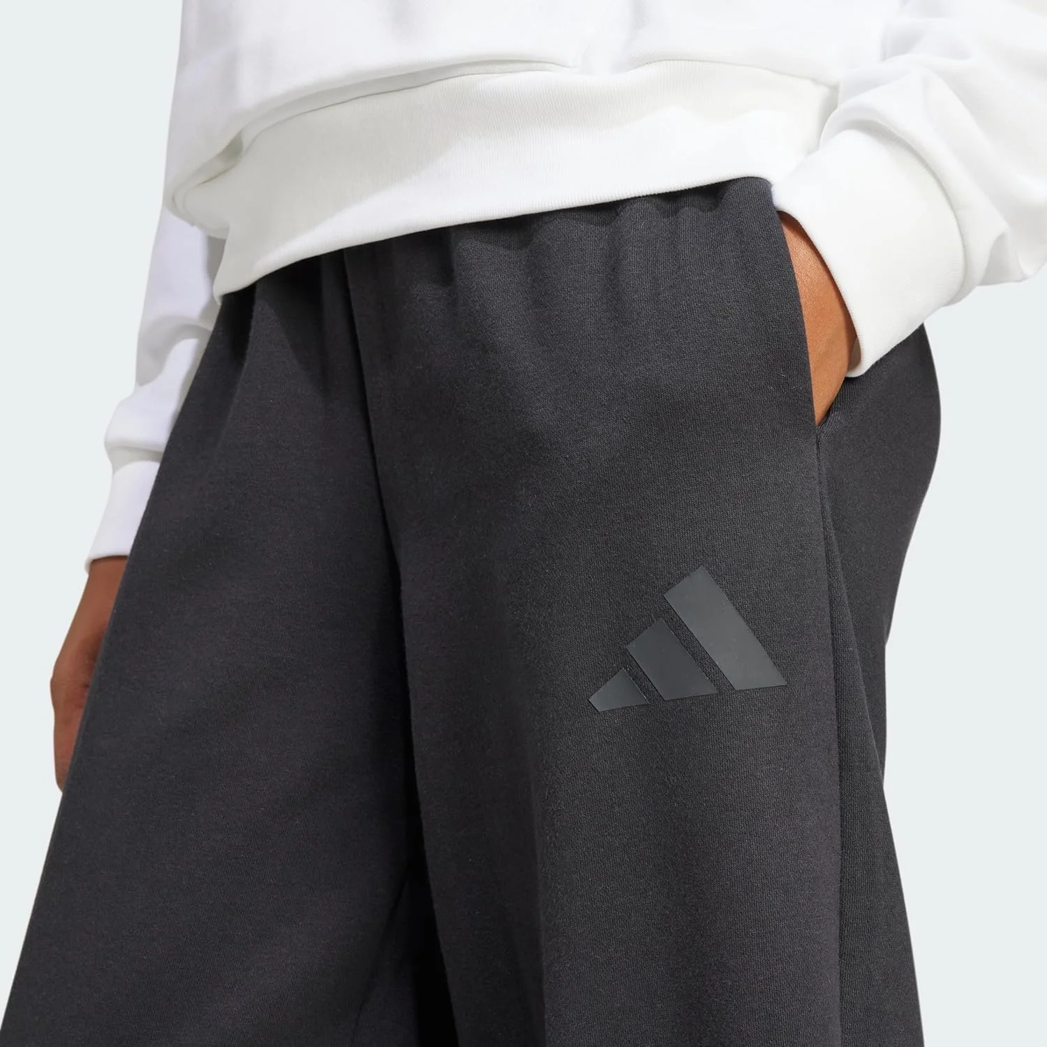 شلوار زنانه ادیداس Essentials Contemporary Logo Fleece Barrel شلوار زنانه ادیداس Essentials Contemporary Logo Fleece Barrel