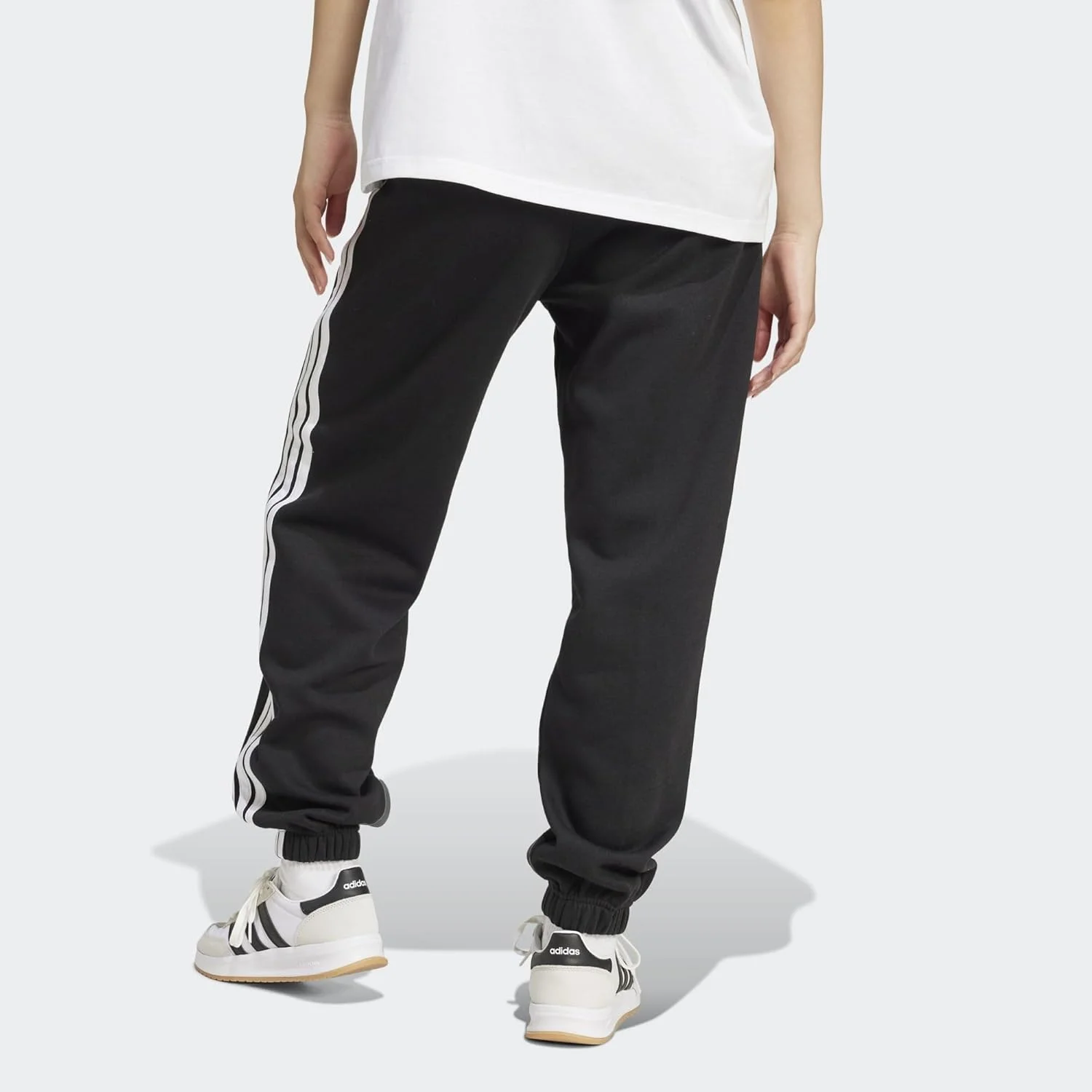 شلوار جاگر زنانه آدیداس Essentials 3-Stripes Fleece با فیت آزاد شلوار جاگر زنانه آدیداس Essentials 3-Stripes Fleece با فیت آزاد