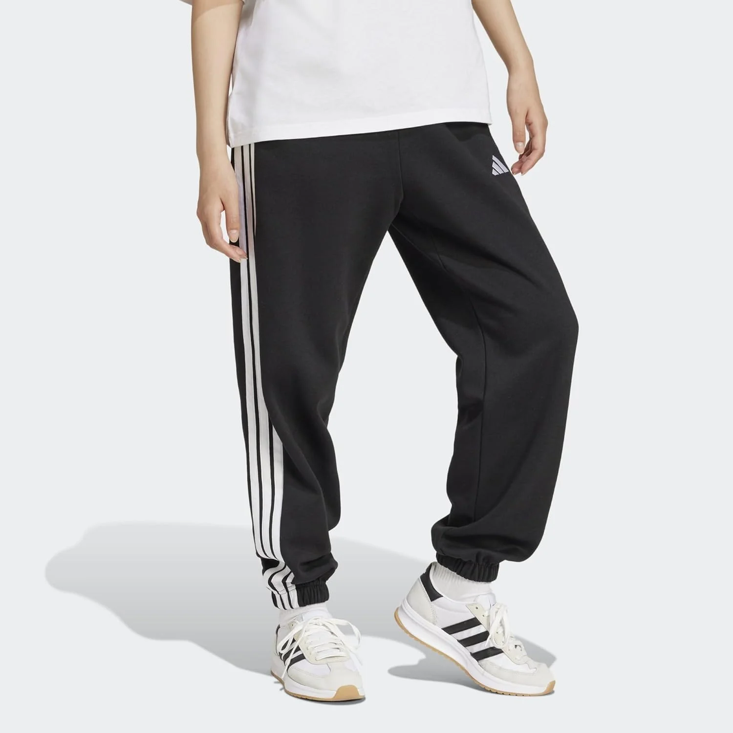شلوار جاگر زنانه آدیداس Essentials 3-Stripes Fleece با فیت آزاد شلوار جاگر زنانه آدیداس Essentials 3-Stripes Fleece با فیت آزاد