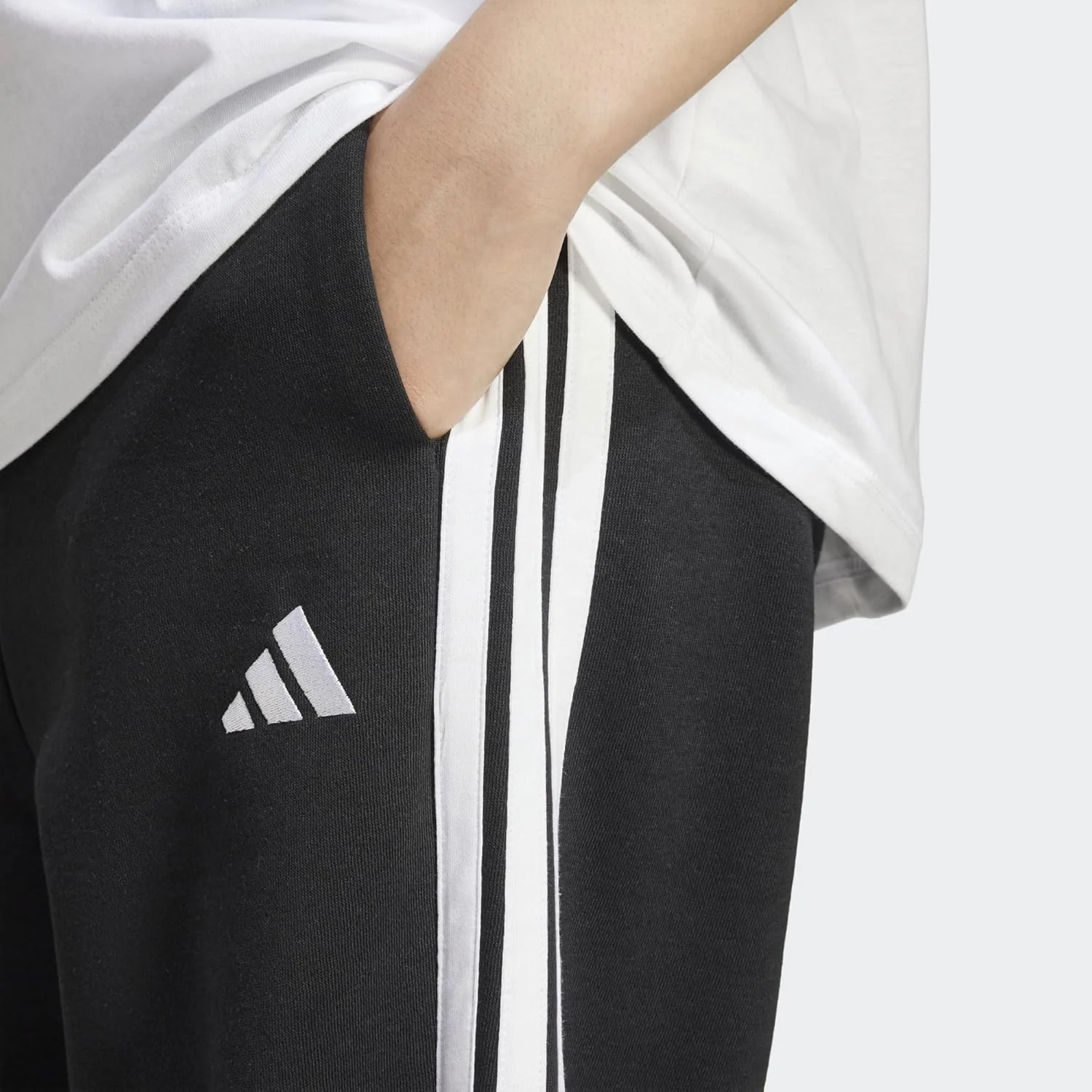 شلوار جاگر زنانه آدیداس Essentials 3-Stripes Fleece با فیت آزاد شلوار جاگر زنانه آدیداس Essentials 3-Stripes Fleece با فیت آزاد