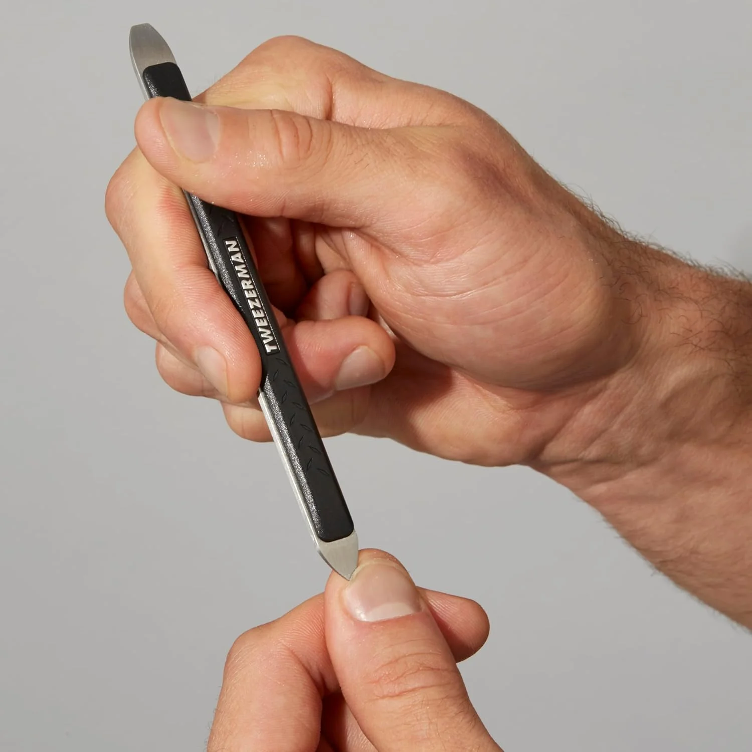 مجموعه ابزار ضروری نظافت مردانه Tweezerman Gear. این مجموعه شامل: موچین، قیچی موی صورت، ناخن گیر، ابزار چند منظوره ناخن است. مجموعه ابزار ضروری نظافت مردانه Tweezerman Gear. این مجموعه شامل: موچین، قیچی موی صورت، ناخن گیر، ابزار چند منظوره ناخن است.