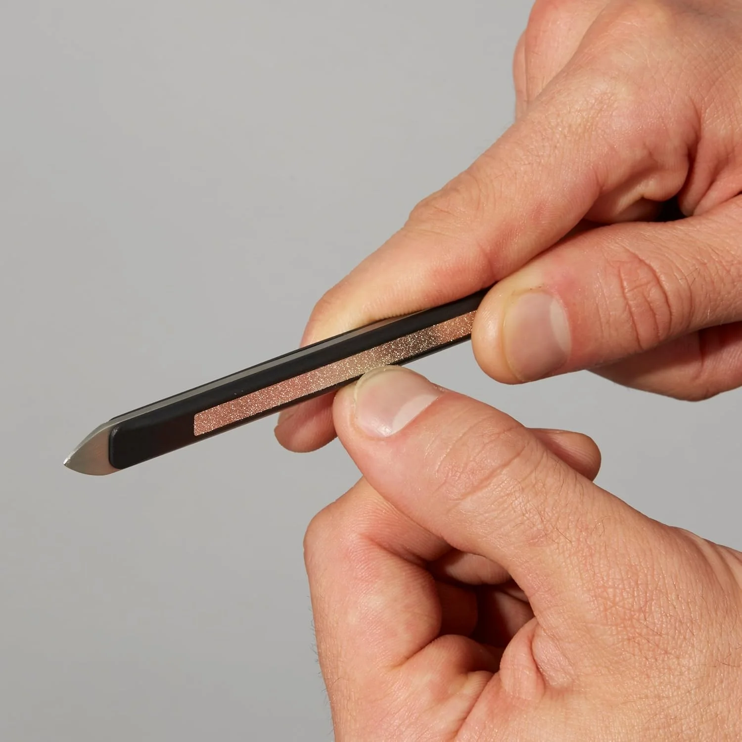 مجموعه ابزار ضروری نظافت مردانه Tweezerman Gear. این مجموعه شامل: موچین، قیچی موی صورت، ناخن گیر، ابزار چند منظوره ناخن است. مجموعه ابزار ضروری نظافت مردانه Tweezerman Gear. این مجموعه شامل: موچین، قیچی موی صورت، ناخن گیر، ابزار چند منظوره ناخن است.