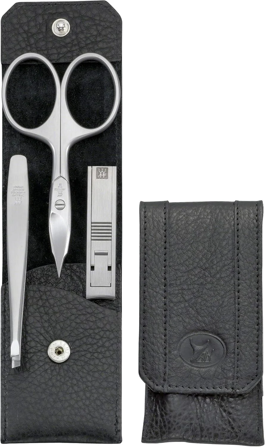 ست مانیکور 3 تکه Zwilling Premium. چرم یاک مشکی. شامل قیچی ناخن ترکیبی، ناخن گیر و موچین مورب. فولاد ضد زنگ مقاوم در برابر زنگ زدگی درجه یک. ساخت آلمان. ست مانیکور 3 تکه Zwilling Premium. چرم یاک مشکی. شامل قیچی ناخن ترکیبی، ناخن گیر و موچین مورب. فولاد ضد زنگ مقاوم در برابر زنگ زدگی درجه یک. ساخت آلمان.