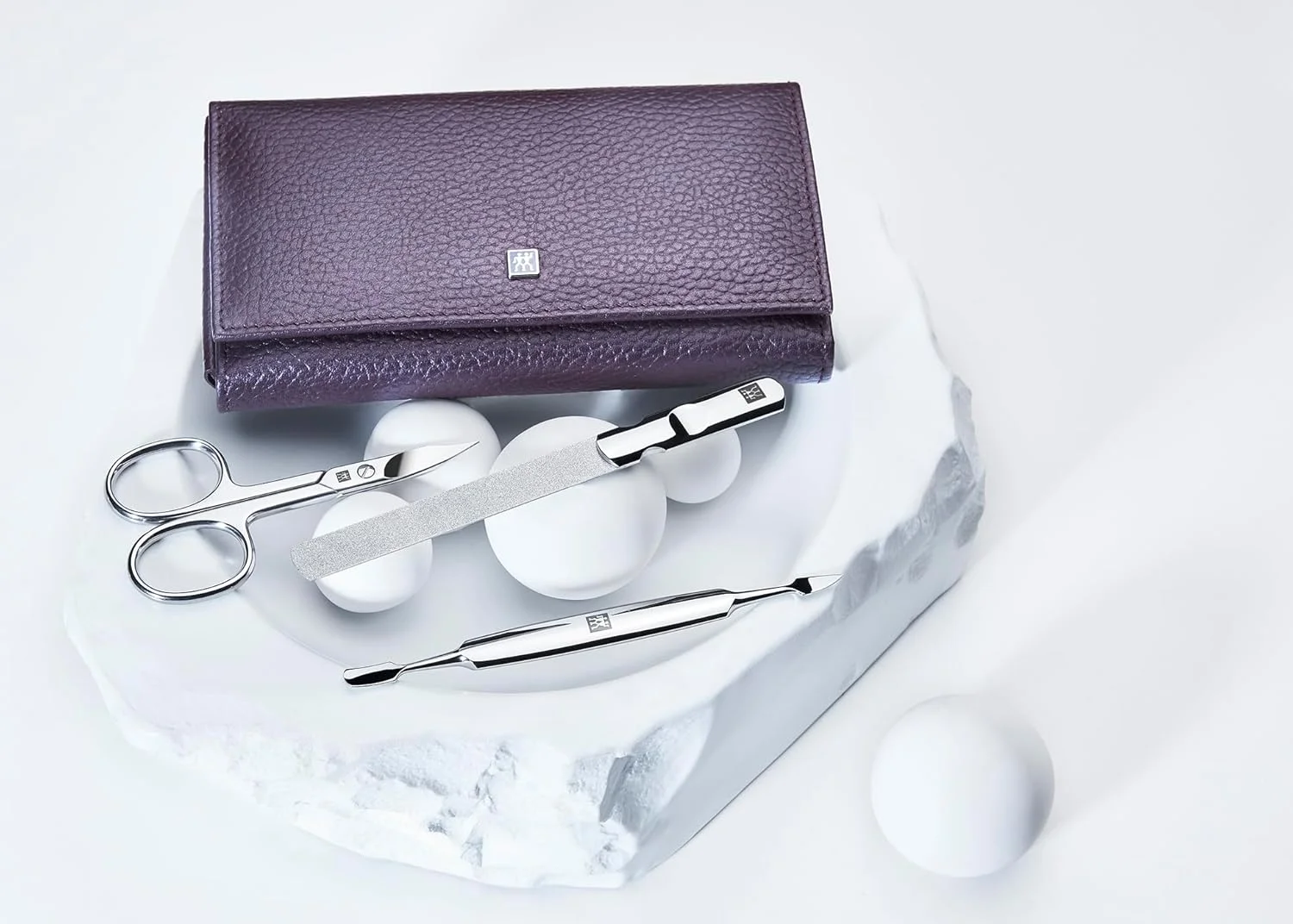 ست مانیکور 7 تکه کلاسیک اینوکس ZWILLING. مشکی. استیل ضد زنگ پرداخت شده. این ست شامل ناخن گیر، نیپر، سوهان، موچین نوک تیز و مورب، قیچی ترکیبی 2 در 1 ناخن و کوتیکول، ابزار مانیکور 2 در 1 می باشد. ست مانیکور 7 تکه کلاسیک اینوکس ZWILLING. مشکی. استیل ضد زنگ پرداخت شده. این ست شامل ناخن گیر، نیپر، سوهان، موچین نوک تیز و مورب، قیچی ترکیبی 2 در 1 ناخن و کوتیکول، ابزار مانیکور 2 در 1 می باشد.